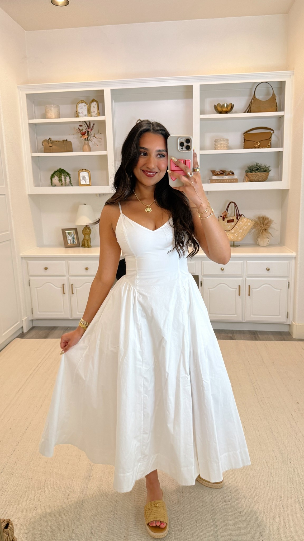 Perfect dress for grads, brides and in general!!✨✨

Size 4! Runs TTS