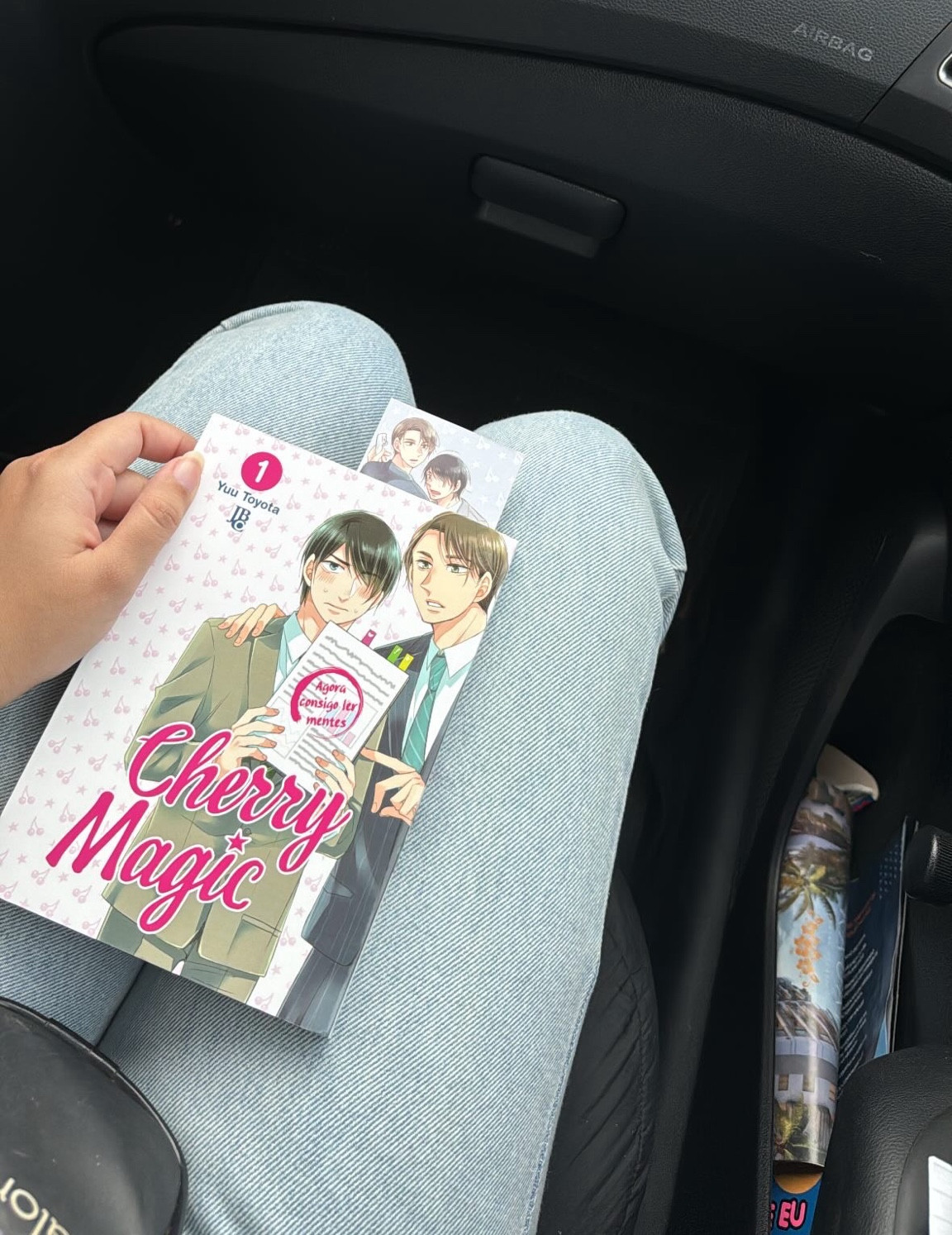 Mangá leve pra ler.

Sinopse: "30 anos, virgem, e como descobri “magicamente” que um bonitão está a fim de mim?!No Japão, dizem que, se continuar virgem até os 30 anos, você vira um mago!Cherry Magic conta a história do tímido Adachi que chega no seu trigésimo aniversário sem nunca ter tido um relacionamento amoroso até então. Ao comemorar seu aniversário de 30, ele, como por magia, ganha o poder de ler a mente das pessoas através do toque. Porém, apesar do susto inicial, poucas coisas mudam na sua vida pacata. Isso até que um dia, ao ler por acidente a mente de Kurosawa, o galã do escritório, Adachi descobre que o colega de trabalho está perdidamente apaixonado por ele! Cherry Magic é uma divertida comédia romântica BL que vem conquistando o mundo inteiro! Chegou a hora de você se apaixonar também!!"

#LTKtravel #LTKhome #LTKbrasil