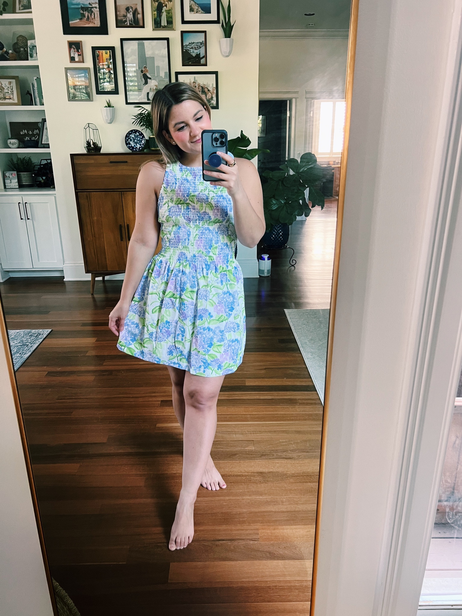 Cute mini dress - size XS
Can’t wait a bra but the smocking holds you in. Not sure if the waist hits me in the right spot but the print is beautiful! 