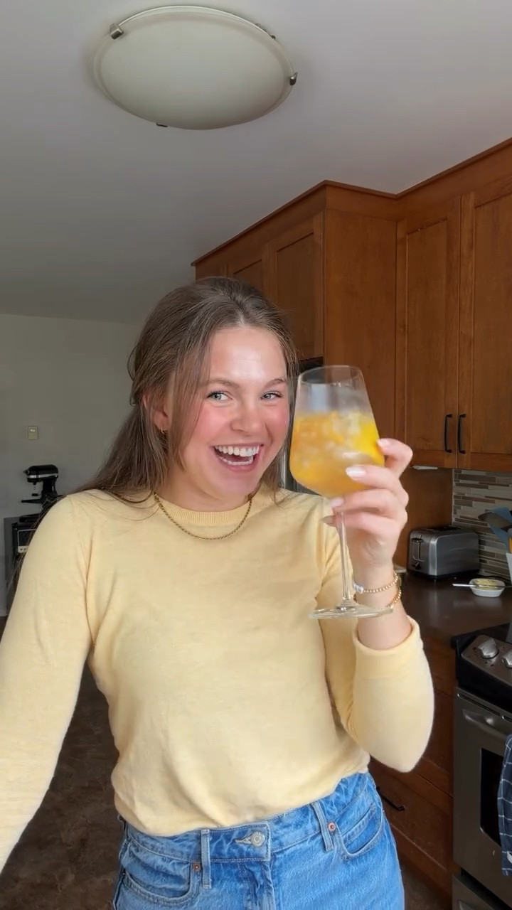 I’m calling it now!!! This is my drink of the summer 🥂☀️
Sauvignon Blanc
Frozen Peaches
Lemon 
Ginger Beer 
& a whole lotta measuring with your heart ✨

@itstullyhope will be trying every drink you recommend from here on out 🤗💘

#mulespritz #summercocktail #cocktailswithcass #springdiarieswithcass