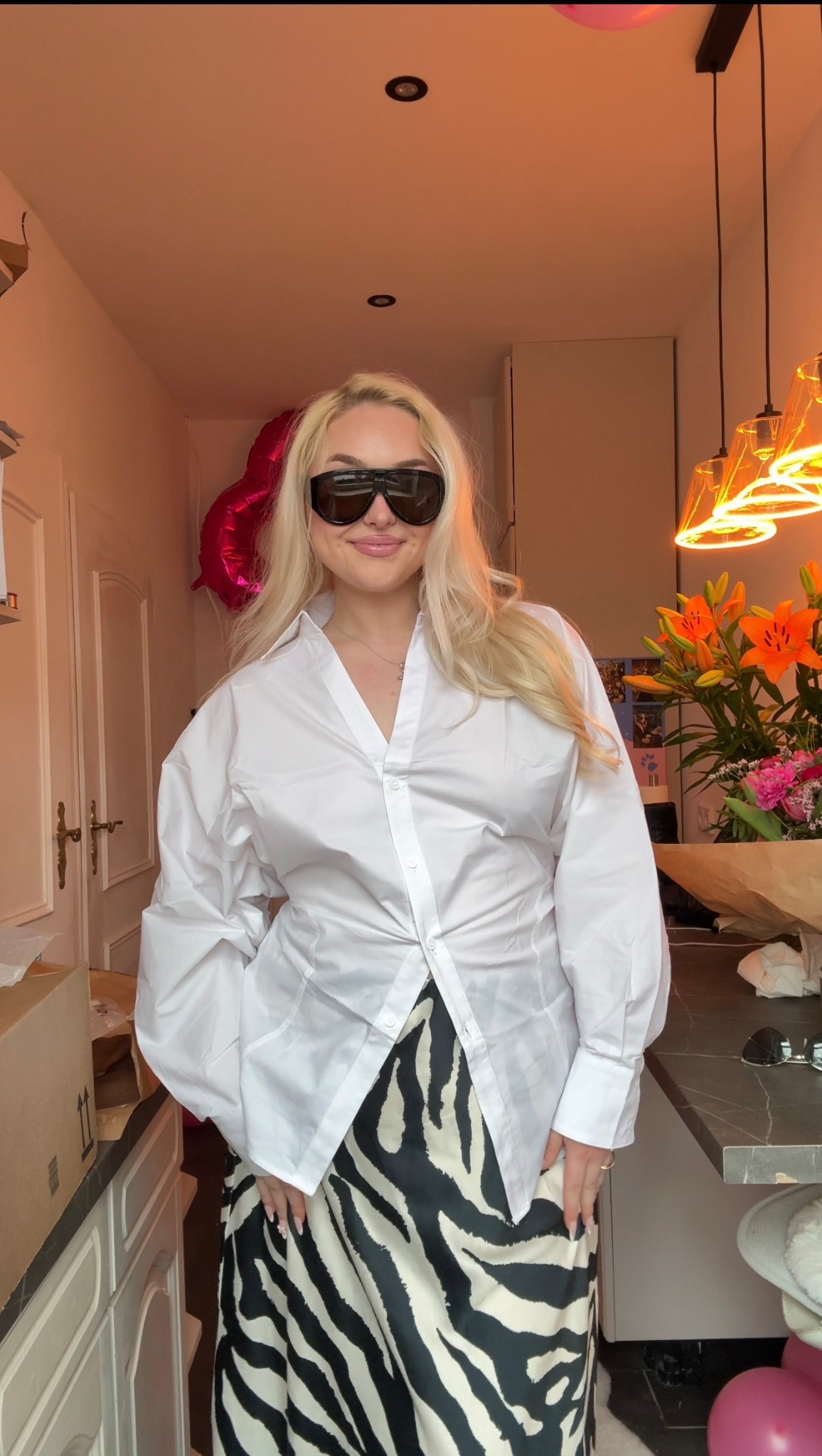 Taillierte Strechige Bluse mit einem Zebra Midi Rock und schwarzen Sonnenbrille. Es könnte auch einfach ein Designer Outfit sein 😍 

#LTKplussize #LTKmidsize #LTKdeutschland