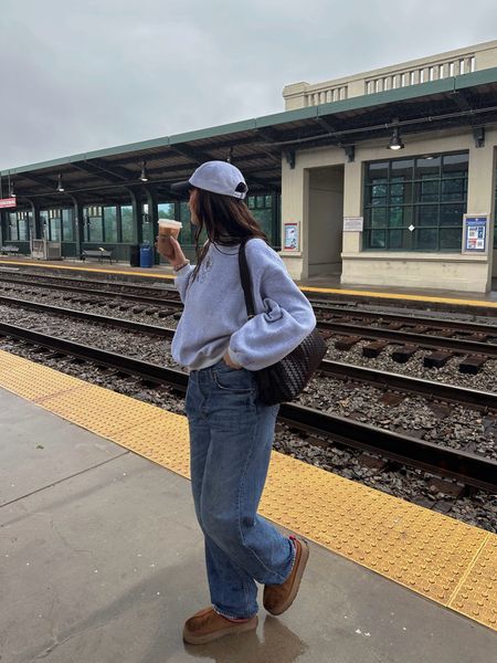 Crewneck and jeans! Hat is sporty and rich, bag is & other stories 