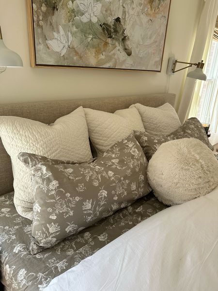 spring bedding// spring bedroom// spring decor

#LTKhome #LTKfindsunder100 #LTKSeasonal