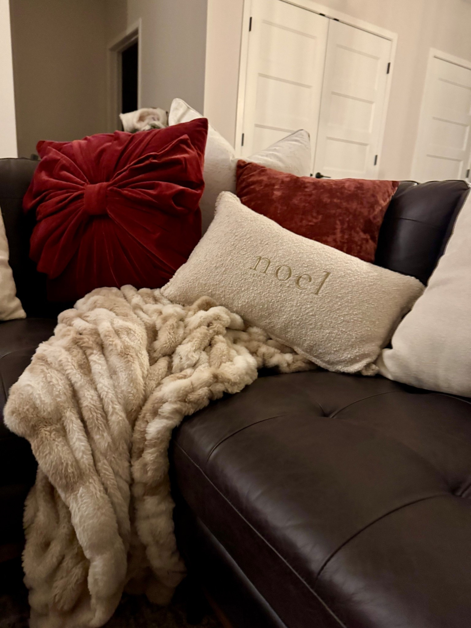 This bow pillow is perfect for all the holiday decor ❤️🫶