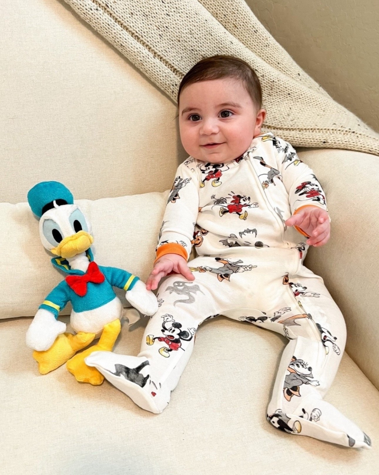 Mickey Halloween baby footie 🧡🖤🤍wears size 3-6M/size up/runs small 

#halloween #halloweenbaby #babypajama #mickeymousepajama #mickeymousepjs #babyhalloweenpjs #babypjs #babyfooties #babymickeypjs #babymickeyfootie #babyboy #newbornpjs #seasonalbabypjs #potterybarnkids #potterybarnkidshalloween #halloweenpjs newbornclothing #babyclothing #babyfalloutfits #toddlerfallstyle #toddlerfooties #seasonalpjs #pbkhalloween 


#LTKSaleAlert #LTKHalloween #LTKBaby