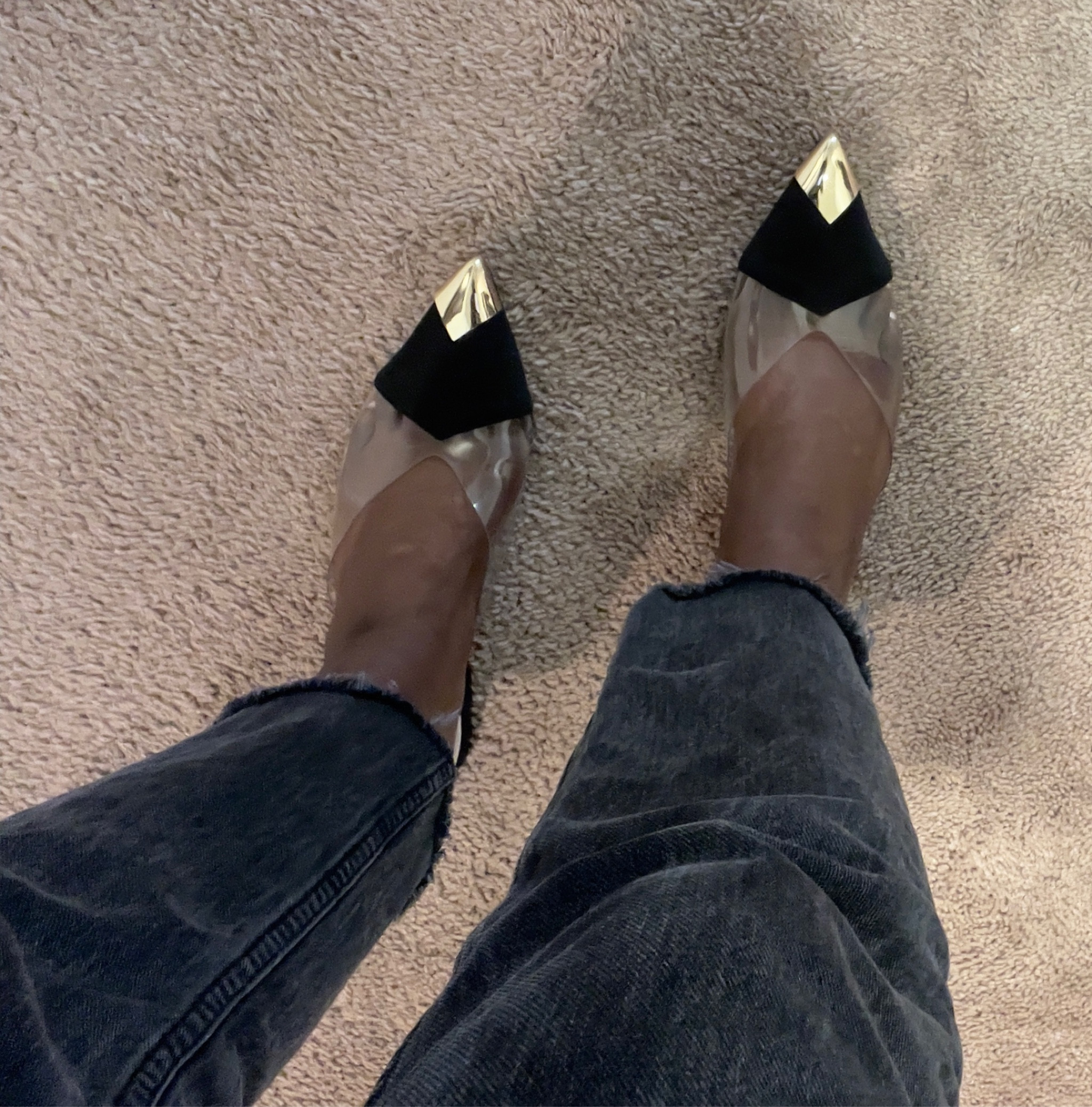 Such comfortable and classy looking flats!! Love these beauties 💛