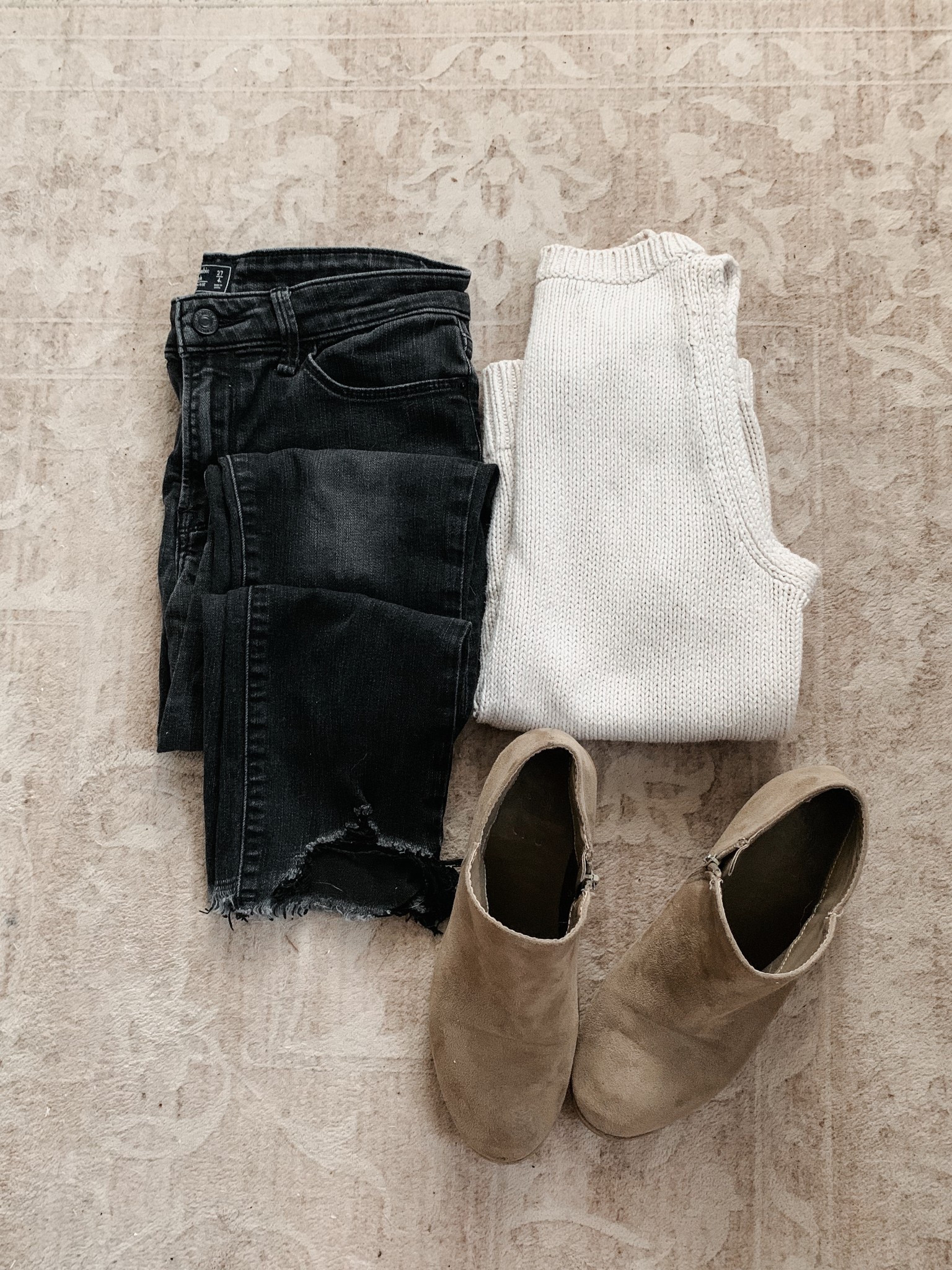 Another super easy outfit idea with closet staples 🤍 
#ootd 
#outfit 
Jeans 
Spring Break 
Spring Fashion
Capsule Wardrobe 

#LTKStyleTip #LTKSpringSale #LTKSeasonal