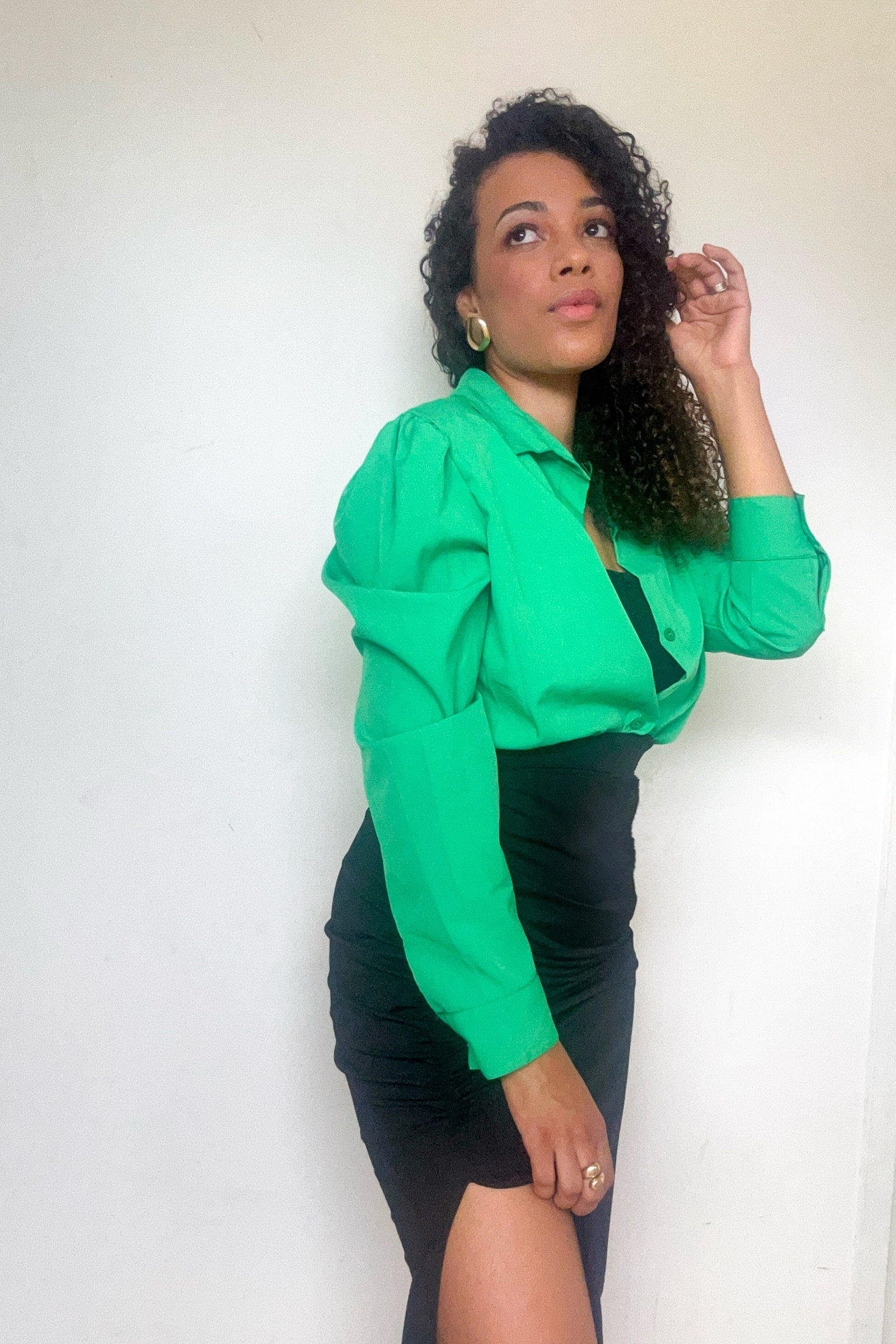 Look lindo e elegante com camisa verde feminina de manga comprida e saia midi preta com fenda. 

#LTKmodamodesta #LTKbrasil #LTKdicadeestilo