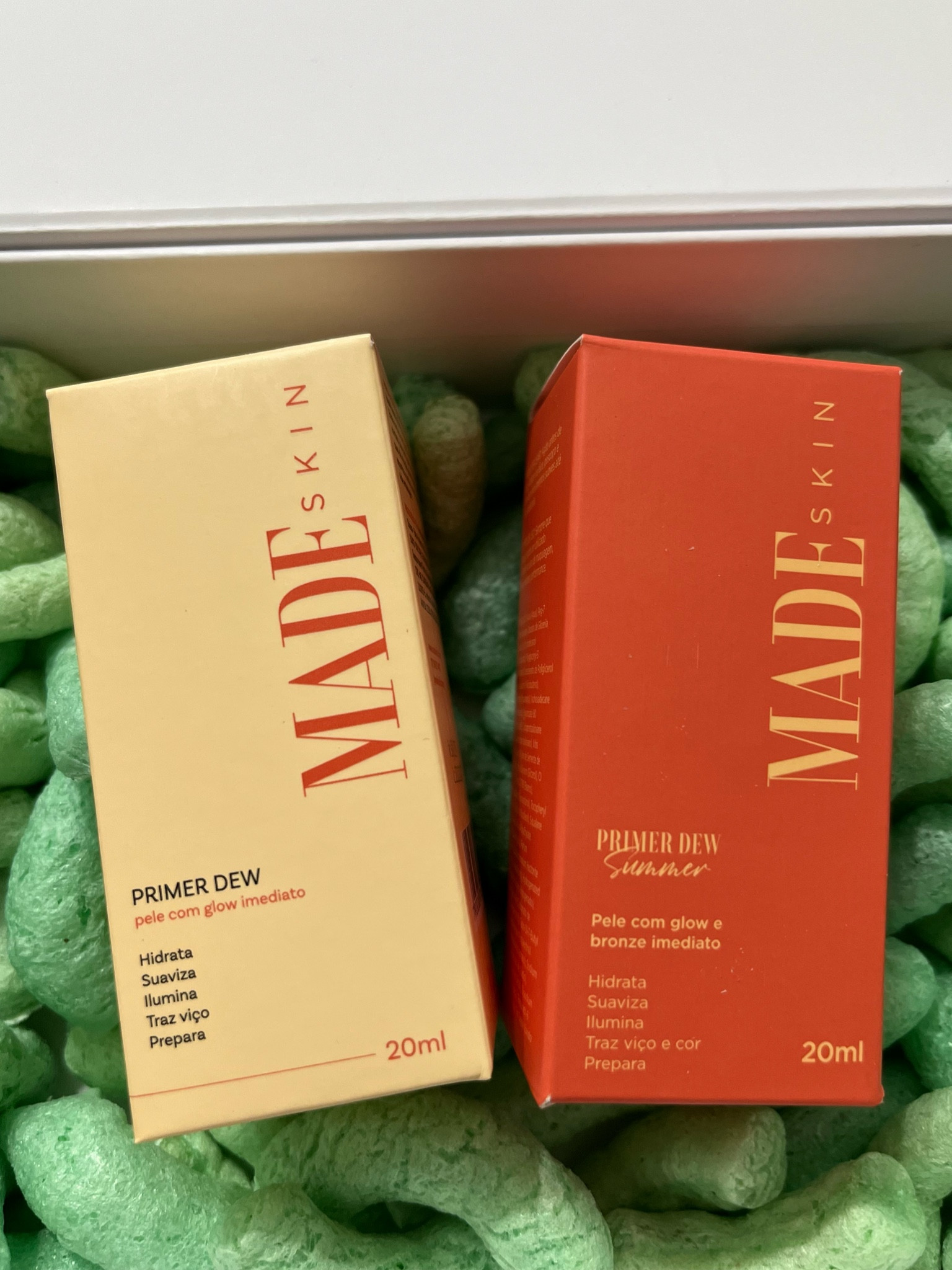 Esses são os Primes da Made Skin.

Primer Dew: acabamento glow molhado na pele, mantém a hidratação e dá aquele viço imediato, deixando-a prontíssima pra make.

Primer Dew Summer: acabamento glow molhado na pele, com toque dourado, permitindo uma make mais eficaz e um resultado de glow e bronze natural.

Os 2 são para todos os tipos de pele!
.
.
.



#LTKbrasil #LTKbeauty #LTKparties