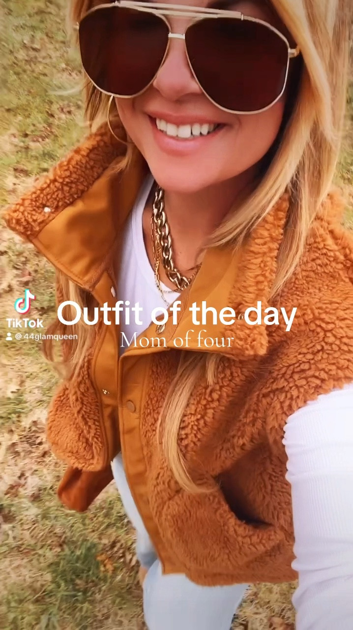 #ootd
Oversized vest
Gap wide leg jeans 6 shorts 
Suede bag
Amazon white basic 
Ugg sneakers

#LTKStyleTip #LTKVideo #LTKSeasonal