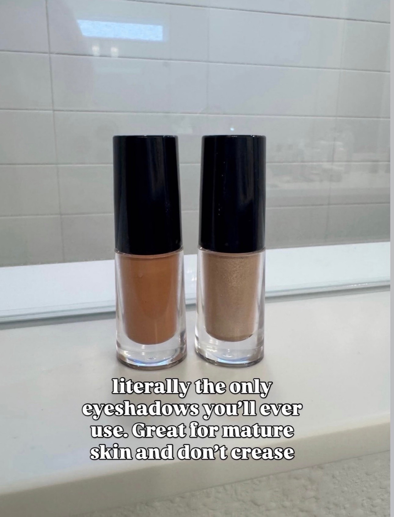 No crease eyeshadow that goes from liquid to powder, so easy to blend! I use a regular shadow brush to blend