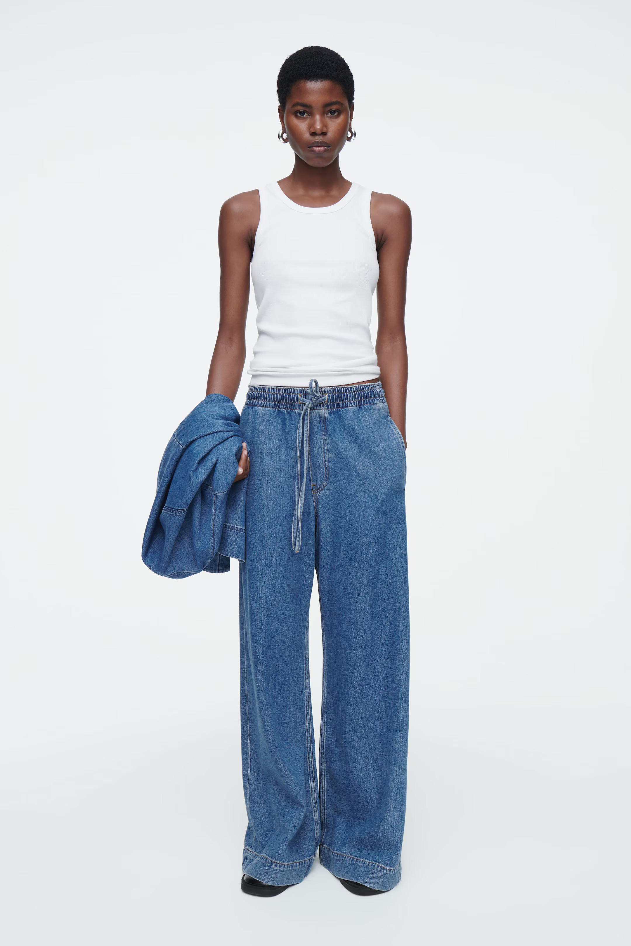 PANTALON LARGE FLUIDE EN DENIM - BLEU DÉLAVÉ | COS (EU)
