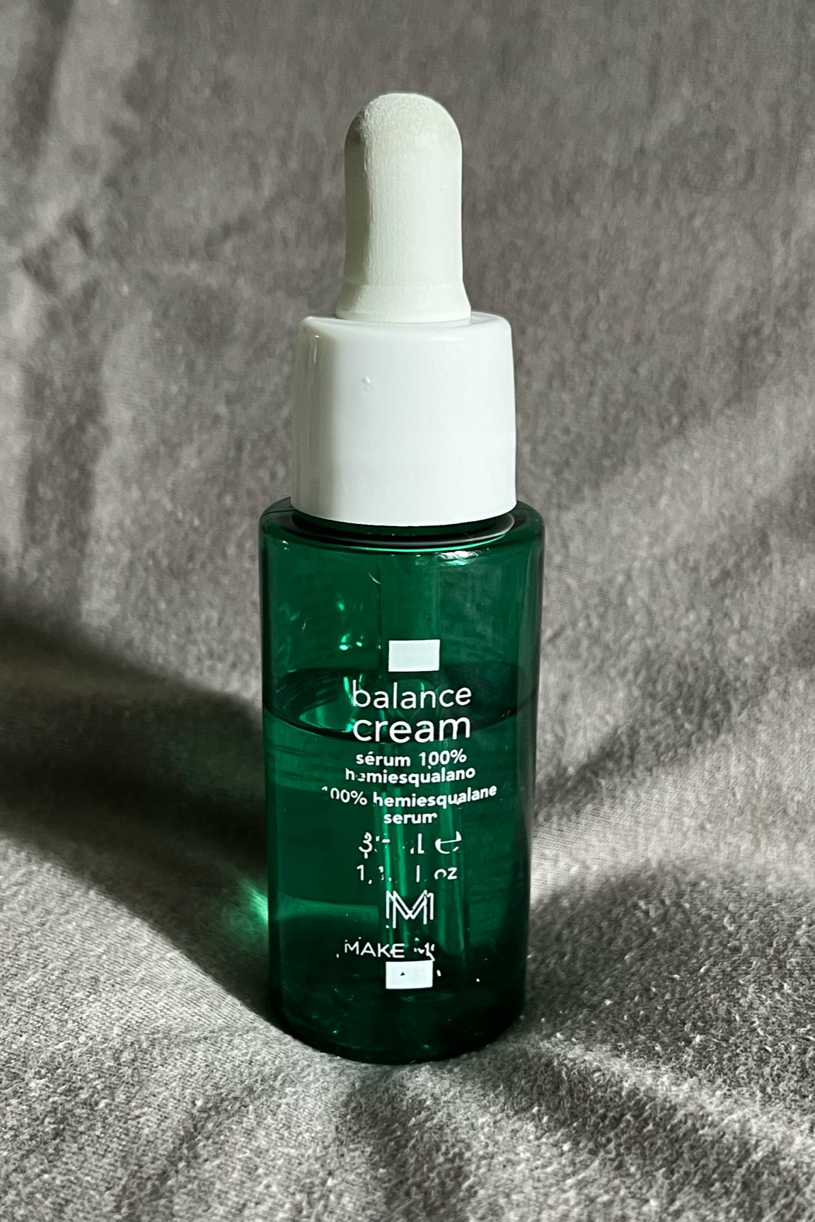 Esse é o o Sérum 100% Hemiesqualano. Ele hidrata instantaneamente de forma natural, aumentando a firmeza e a elasticidade da pele, potencializando a produção de colágeno 💚

Gosto de usar ele pondo 3 gotas na palma de uma mão e espalho nas duas mãos o produto, depois pressiono contra a pele para que ele possa ser absorvido com mais facilidade e rapidez.

Uso demais ele (tanto que os escritos na embalagem já estão saindo ksks) pois tem uma textura super leve sem deixar a pele pesada ou oleosa.

Para comprar exatamente esse produto você pode entrar no próprio site da Make More que lá você encontra ele 🥰💚

Observação⚠️: não friccione o produto nas mãos, apenas espalhe com pequenas “palminhas” nas mãos e depois aplique de forma delicada no rosto.

#LTKbrasil #LTKbeauty #LTKGiftGuide