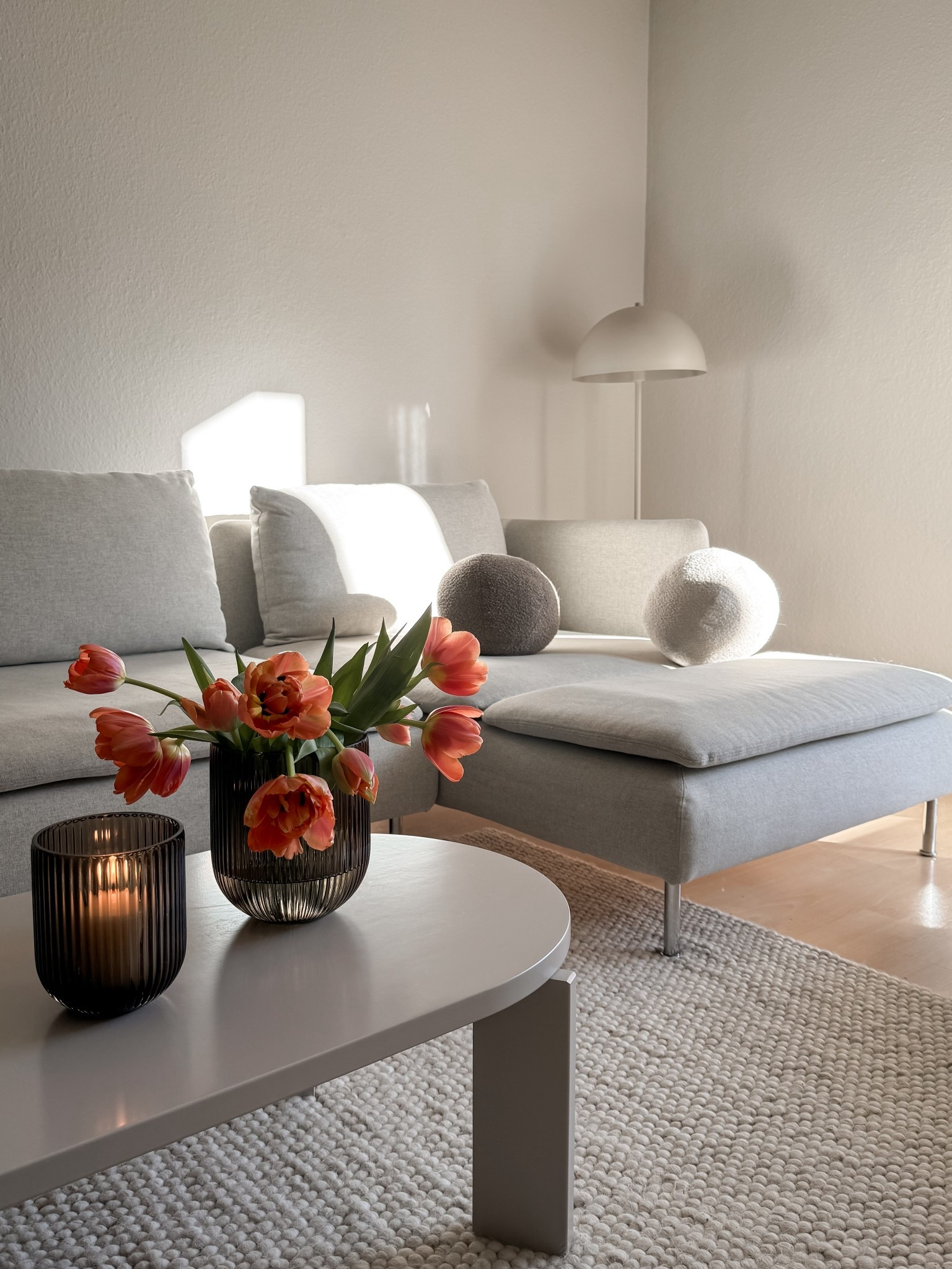 Gerade mag ich diese Ecke im Wohnzimmer besonders.
Morgensonne, frische Blumen und ein ruhiger Moment auf dem Sofa.

Das SÖDERHAMN Sofa, der Couchtisch und die Vase habe ich euch hier verlinkt.
Schlichte Stücke in warmen Naturtönen, die mein Zuhause gerade besonders gemütlich machen.



#LTKhome
#LTKdeutschland
#scandiinterior
#beigehome
#wohnzimmerinspo
#nordicstyle
#neutralhome

#LTKhome #LTKdeutschland