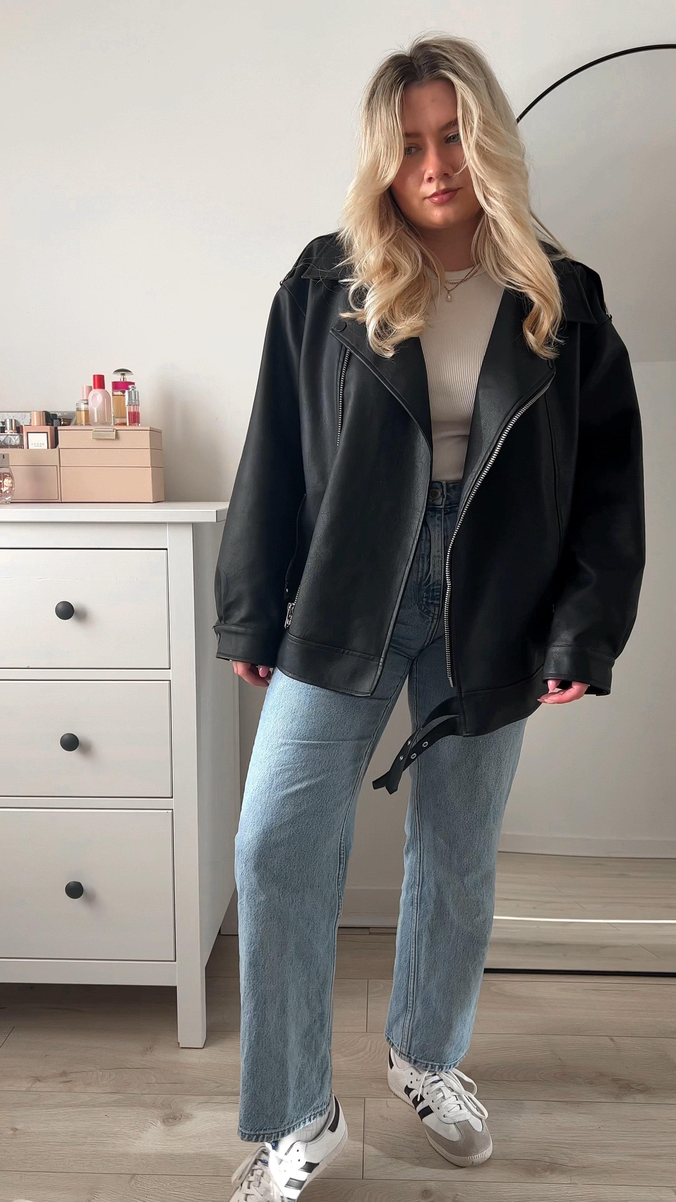 my favourite wardrobe basics for spring:
plain fitted rib tops
straight leg high waist jeans
white trainers
oversized leather look biker jacket
black mini skirt

#LTKshoecrush #LTKeurope #LTKstyletip