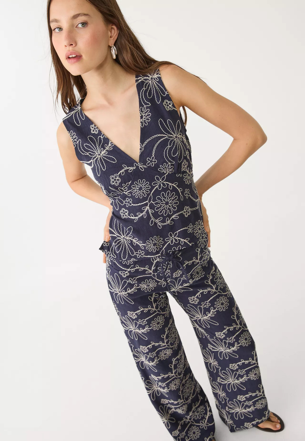 Straight-Hose mit Leinenstickerei | Stradivarius DE