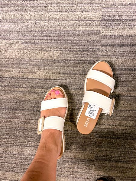 White platform wedge sandals 

#LTKOver40 #LTKShoeCrush #LTKStyleTip