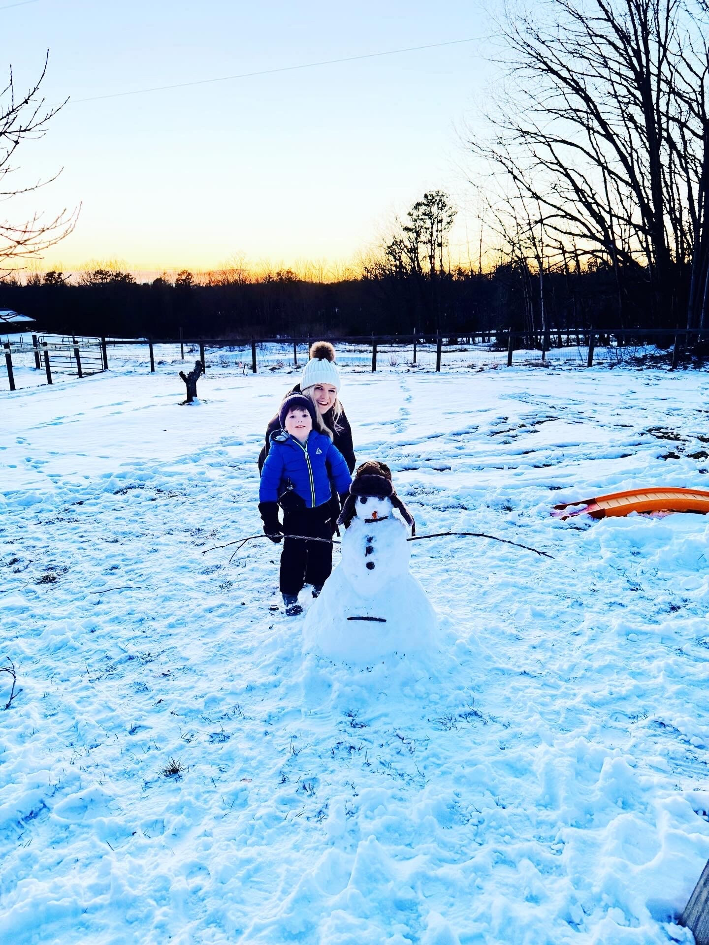 Just been the sweetest snowdays of our lives and we are soaking up e v e r y ❄️ b i t 🧣 o f 🌨️ i t 🌲 of it around here on the farm with our little snow babies!! ☃️🧺🤱🌄🪵🤍👶🏼🦆🏡🐶 #snowdaydiaries #snowdaycameraroll #snowdayjoy #firstsnowonthefarm #snowmuchfun