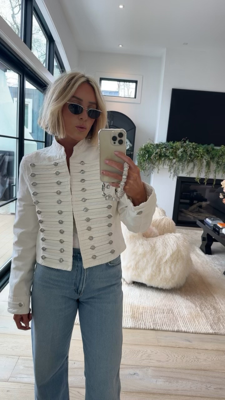 Will sell out super fast 💨 such a good jacket for spring/summer styling 