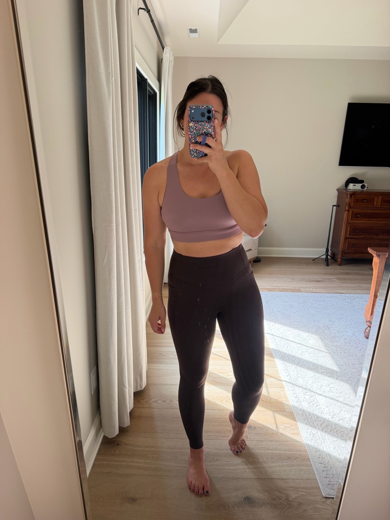 Wearing size medium in both top and bottom // great compression in leggings and don’t roll at all