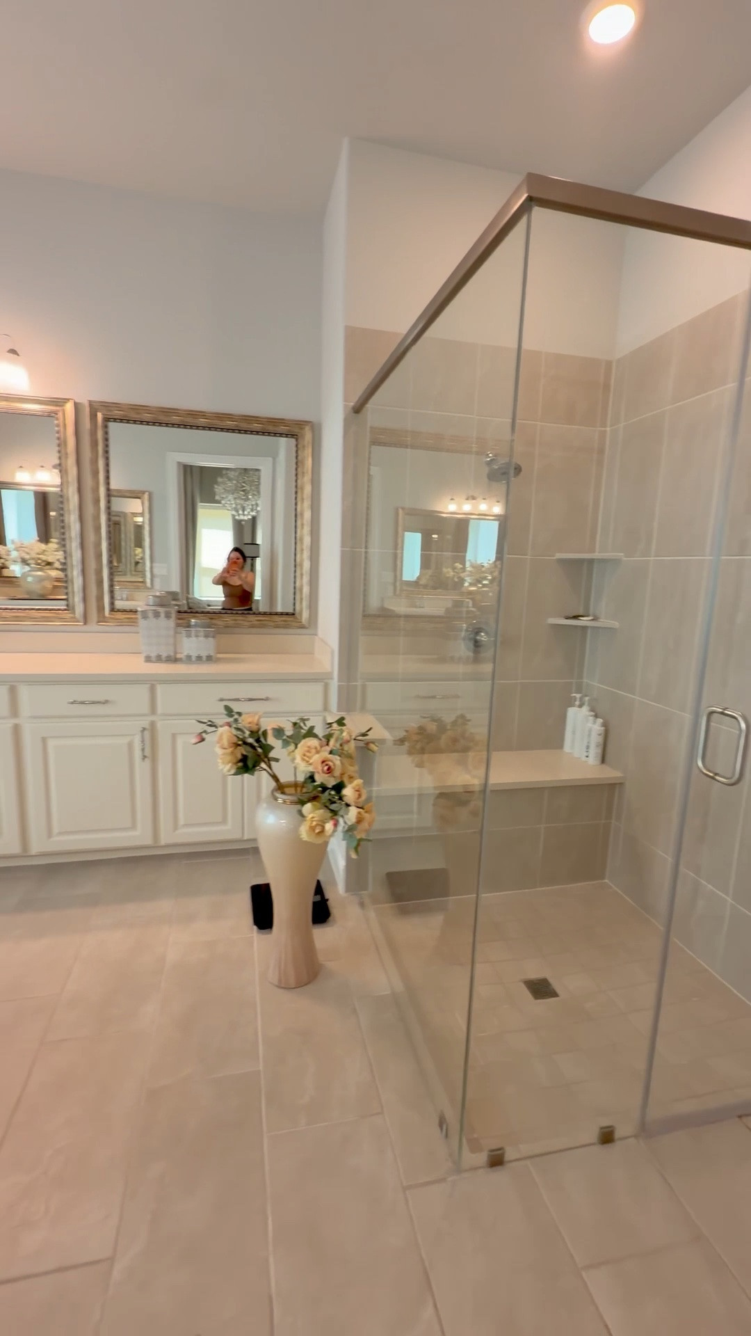 Friday bathroom clean with me… no better feeling than a clean home 

Loving these cleaning supplies I picked up from @Target 

#target #bathroom #bathroomstyling #home