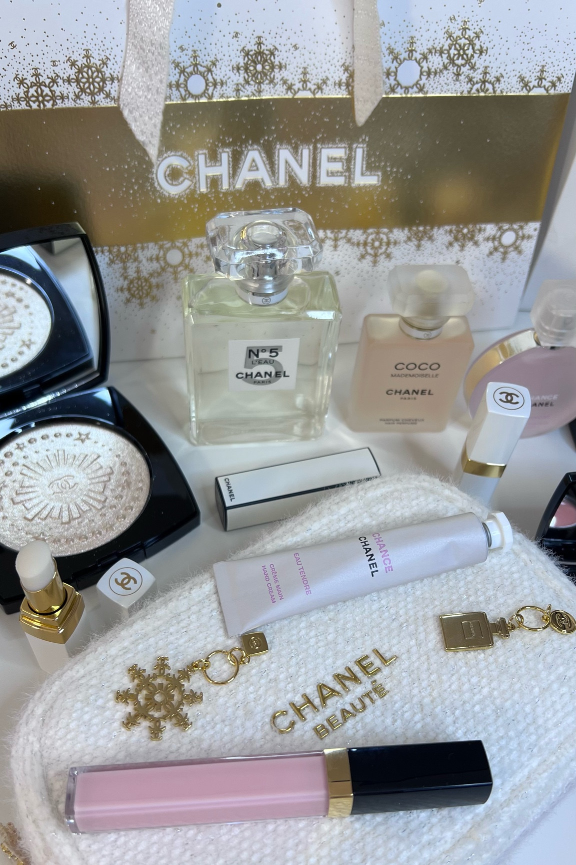 Chanel beauty ✨💕🏹
#chanel#beauty#cosmetics#lux#girly#topshelf#perfume#gifts

#LTKHoliday #LTKSeasonal #LTKGiftGuide