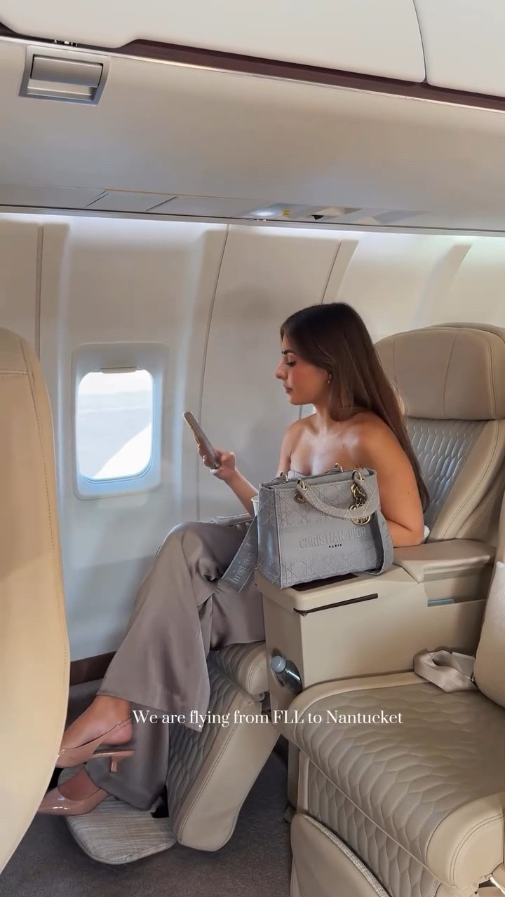 Voy a necesitar terapia después de esto 🙈🤎
Manifestar si funciona mis bellas! 

Estoy super emocionada de estar acá y mostrarles todo!! Gracias por estar aquí con nosotros 🤎🥹

Que queremos ver de este viaje?

✨Si te quieres vestir como nos vestimos en el vídeo: TODOS los enlaces están en mi biografía.