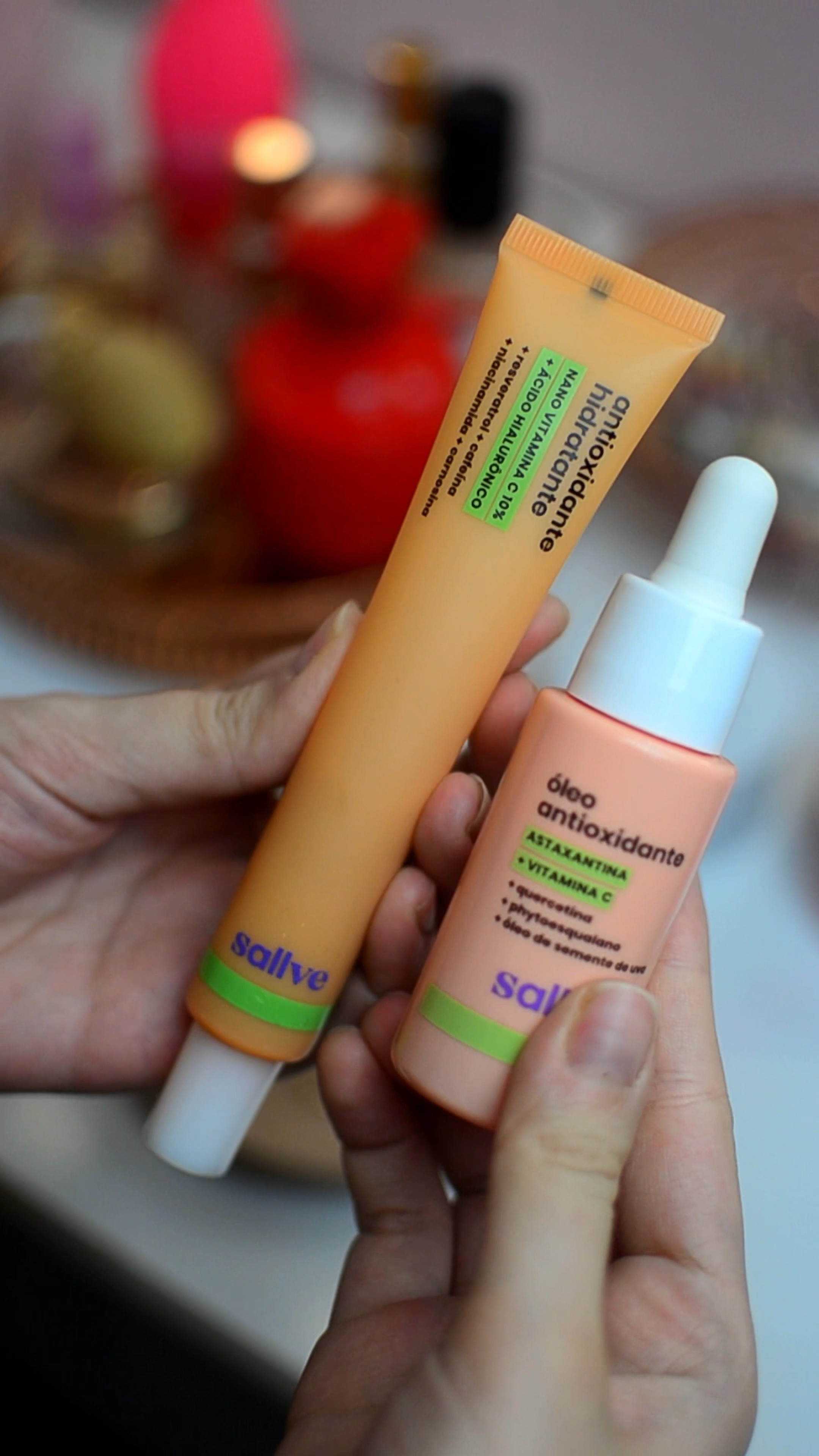 Antioxidante Hidratante sérum:

- Possui secagem rápida e seca totalmente na pele, sem deixar textura ou pesar, ficando “invisível” e sendo perfeito para peles muito oleosas e para usar ao longo do dia, pois mantém o controle de oleosidade nela e não interfere na aplicação de outros produtos, podendo inclusive maquiar por cima dele;
- Em sua fórmula você encontra:  Nano vitamina C com 10% de concentração, Ácido hialurônico, resveratrol, cafeína, niacinamida e carnosina.
.
.
Óleo Antioxidante: 

- Apesar de ser um óleo, tem textura mais fininha, sendo inclusive mais fino que outros óleos da própria Sallve, e por isso é bem adaptável a todos os tipos de pele, porém não seca, mantém a textura e sensorial de óleo, e por isto acho essa versão ideal para uso noturno, pois sinto que sua durabilidade na pele é maior, e no dia seguinte a pele açorda totalmente renovada por ter dormido com ele, ganhando um acabamento super macio e aveludado. 
- Além da vitamina C, ele possui Astaxantina, quercetina, esqualano e óleo de semente de uva, e apesar de ambos uniformizarem o tom e textura da pele e prevenirem os sinais do tempo, sinto que a ação do óleo é mais intensa e visível a um curto período, e confesso que estou completamente viciada neste produto 🤤🥰.
.
#Sallve #vitaminac #skincarerotina #vitaminacfacial #serumhidratante 

#LTKbrasil #LTKVideo #LTKbeauty