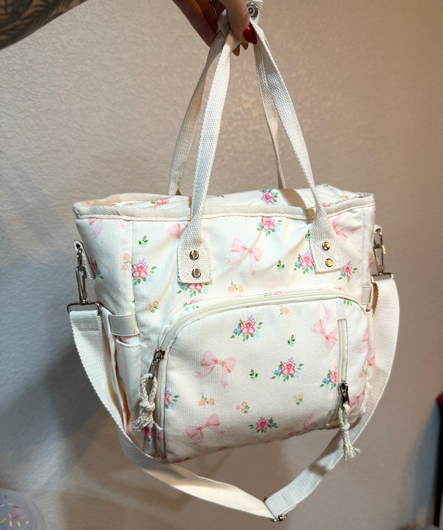 Flowers & bows lunch tote 🫶🏼 insulated on the inside, water bottle pocket on the side and zipper pocket on the front! 

#LTKFindsUnder50 #LTKfoodie #LTKmomlife