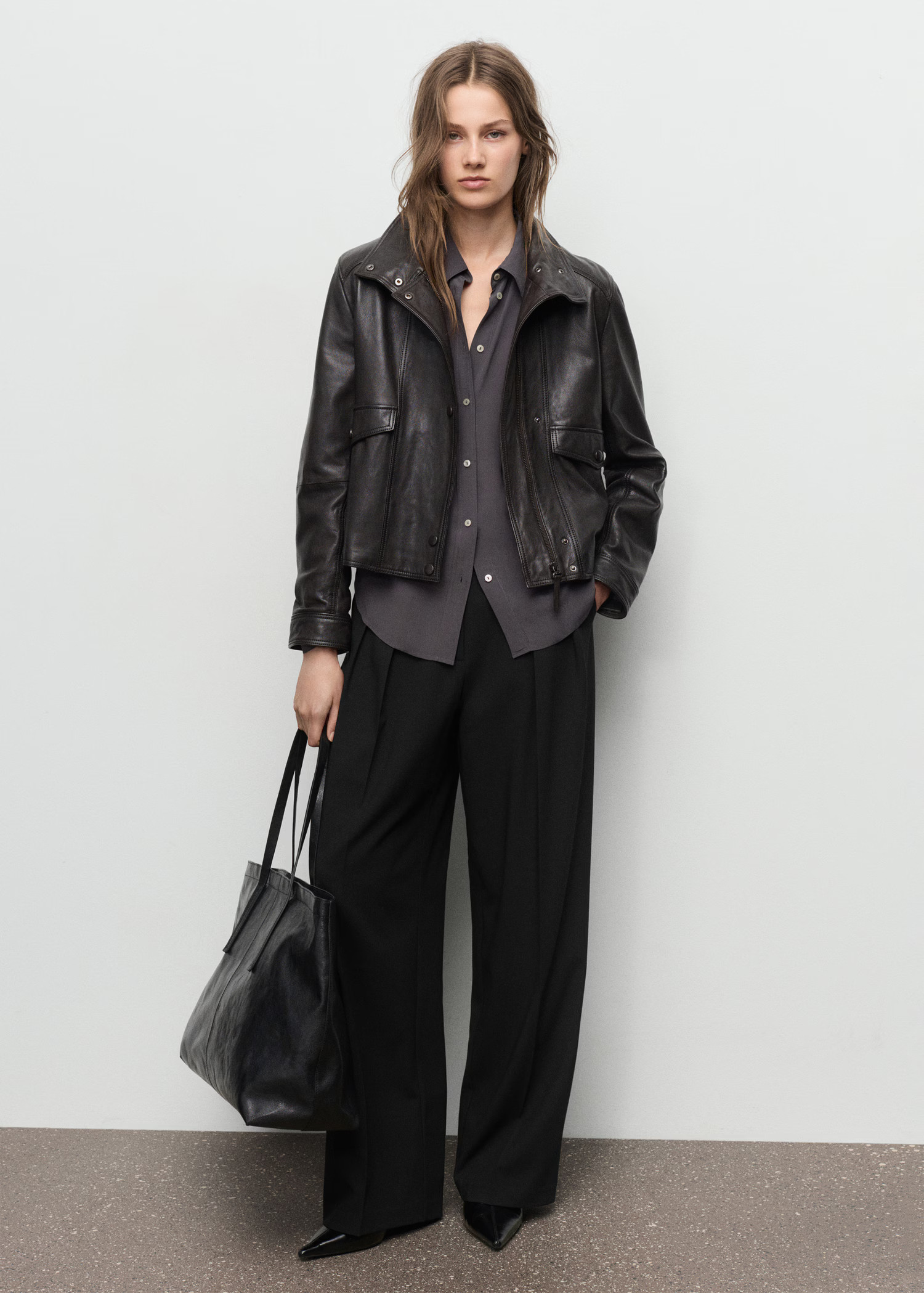 Wide-leg mid-rise pleated trousers | MANGO (UK)