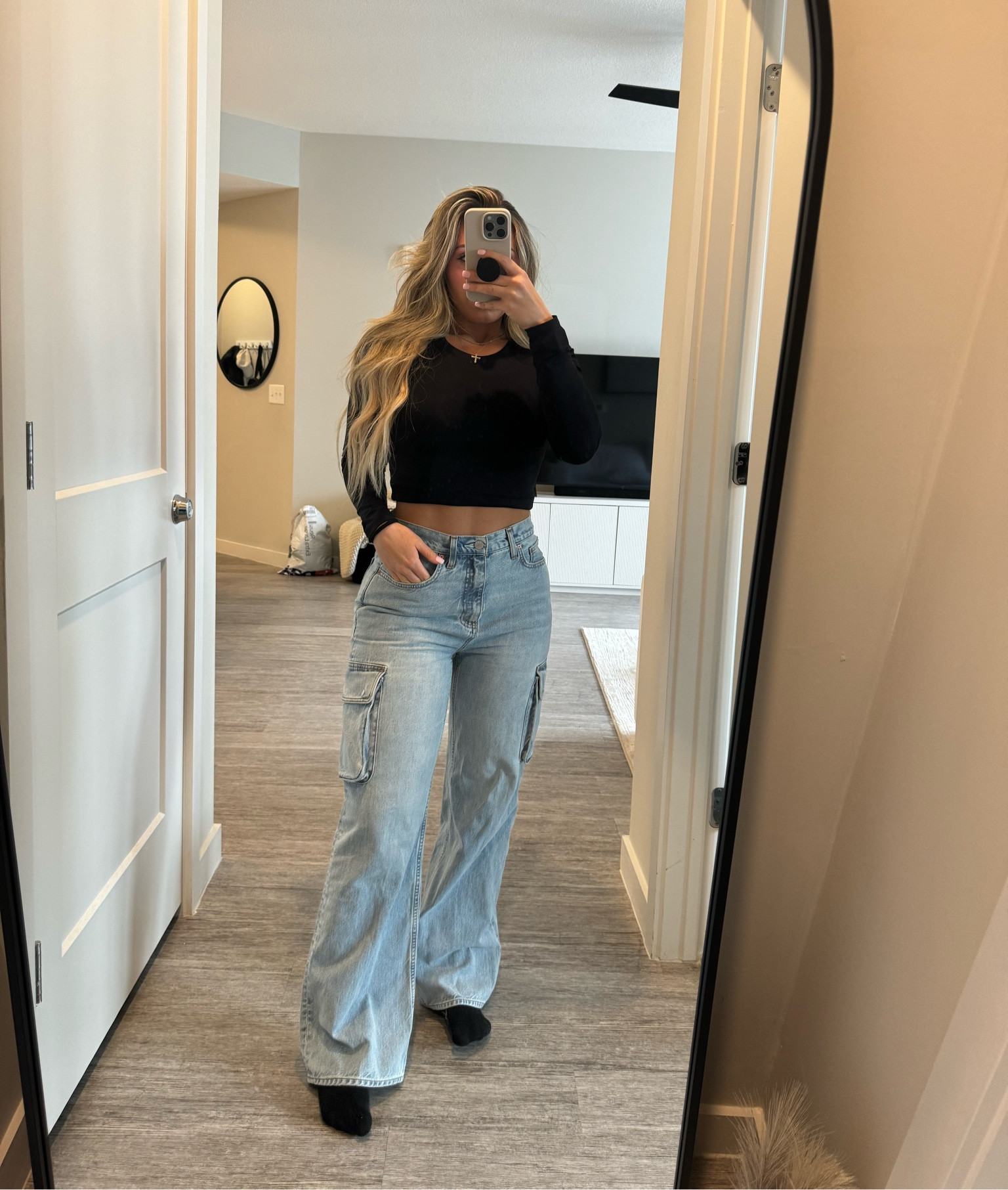 aritzia cargo jeans >> wearing a size 28, they do run small so I recommend one size up! 