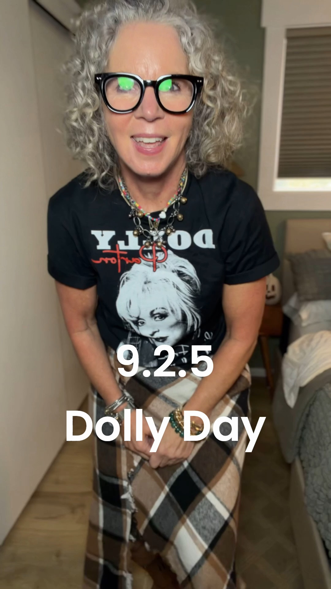 9.2.5. Day Honoring the beautiful Dolly❤️
@amazon skirt small
@amazon tee small
@danpost boots thrifted 
Jacket is also thrifted, I linked some cute options. ❤️