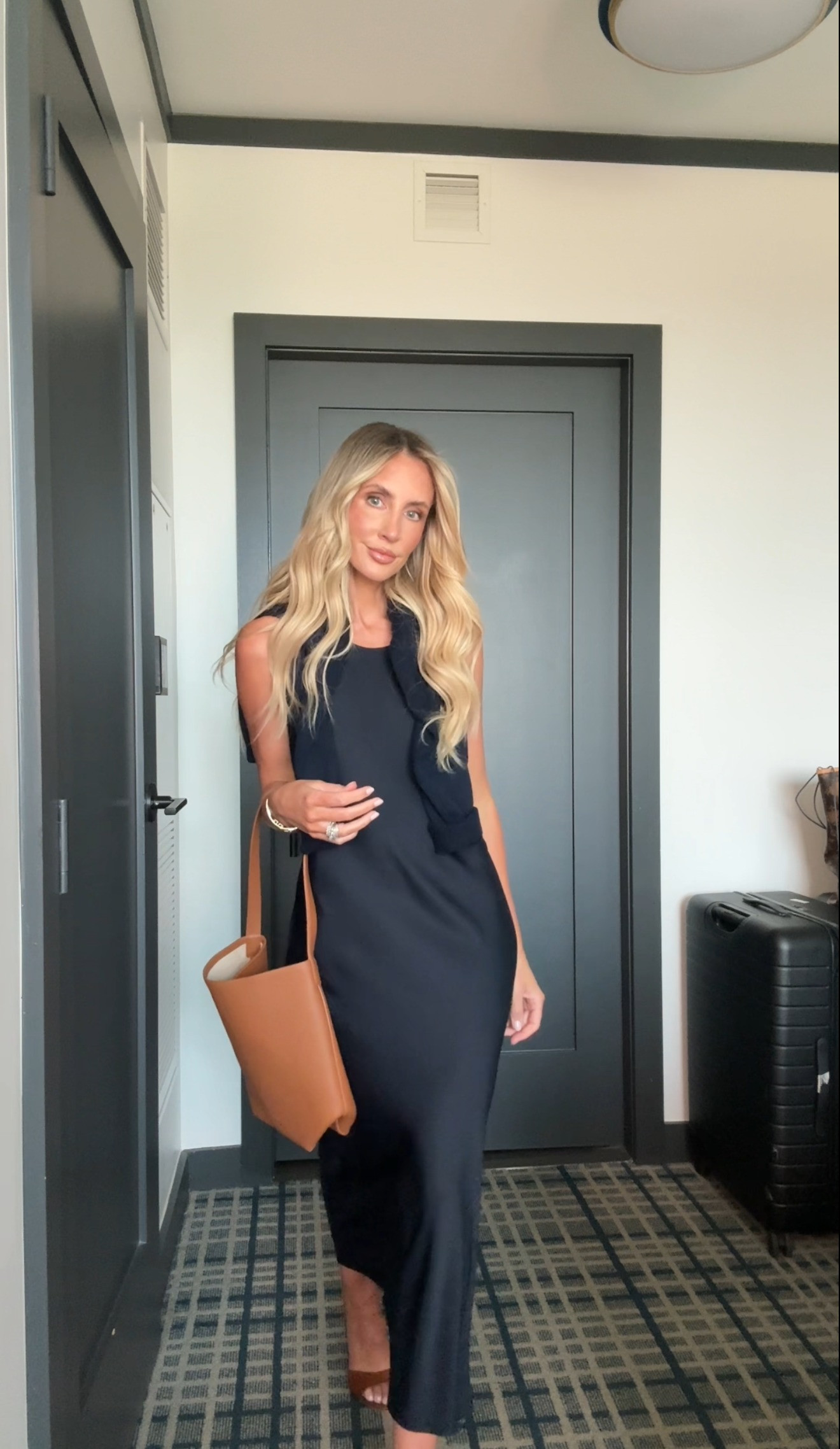 This dress is so chic and so flattering !!

Wearing a size small!

Dress, trendy fashion, fall fashion, chic fashion, quince fashion, everyday look