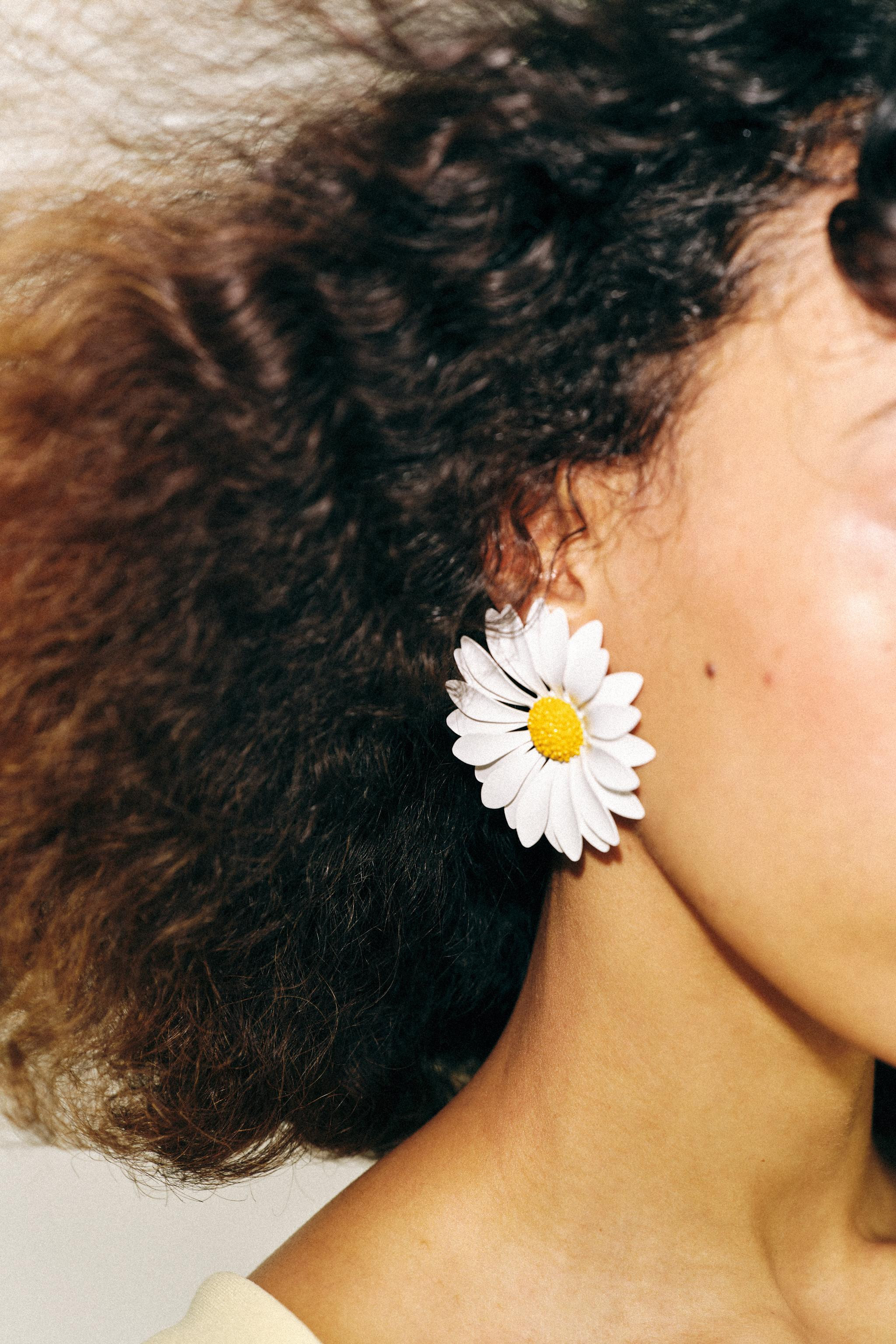 MAXI DAISY EARRINGS | Zara US