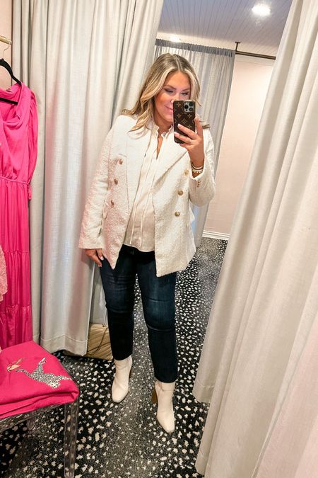 Stunning cream tweed blazer with gold button detail! The quality is so good and pairs well over so many tops and dresses. Would be perfect versatile piece for spring. Easily could dress is up for work and event! Runs tts. 
