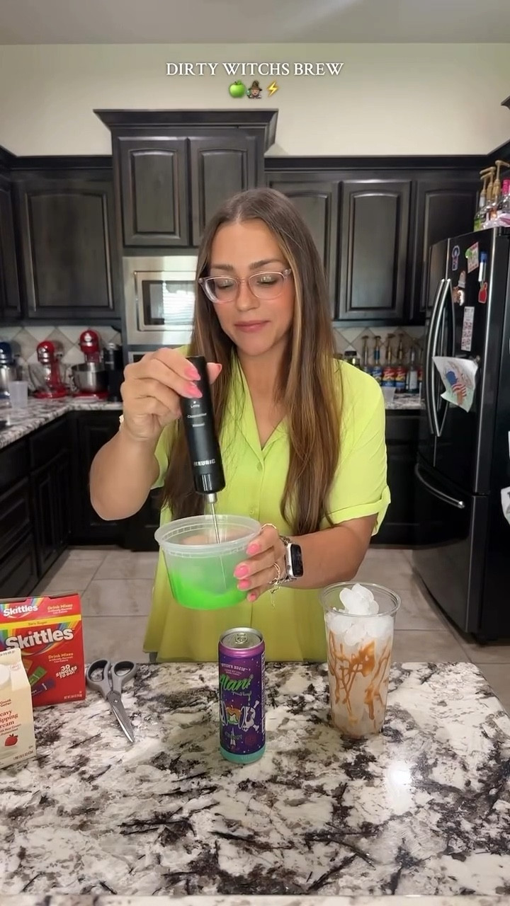 Since witch’s brew is back, we are throwing it back to my very first drink video & recipe that went viral on my drink freak page! @alaninutrition 
#witchsbrew #alaninu #energydrink #alani #fall #drink #viral #recipe #greenapple #caramel #2025 #drinktok #foryoupage #fyp