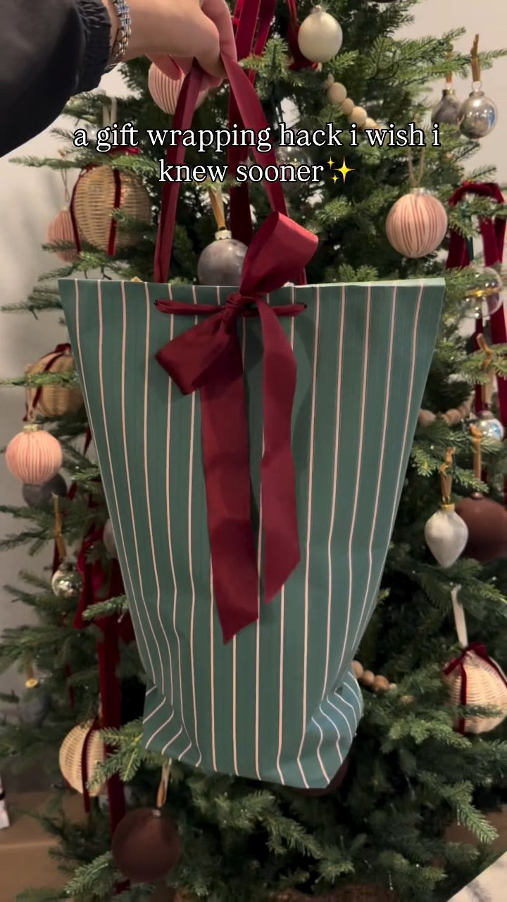 here’s a trick you must try to wrap unusual gifts🧸 comment GIFT and I’ll send you links to everything I used! If you don’t want to use a gift bag, here’s a beautiful way to create your own gift bag and make it beautiful too with a pretty handle and bow🎀✨

#giftwrappingideas #christmasgiftideas #christmas