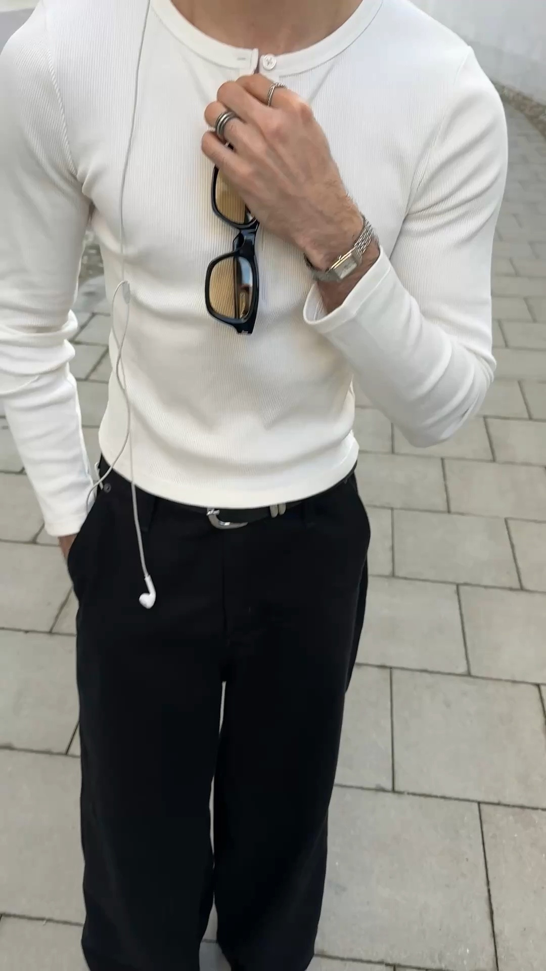 Frühling outfits | weißes henley shirt | schwarzer denim | sonnenbrille |leder boots 

#LTKdeutschland #LTKherren #LTKspring