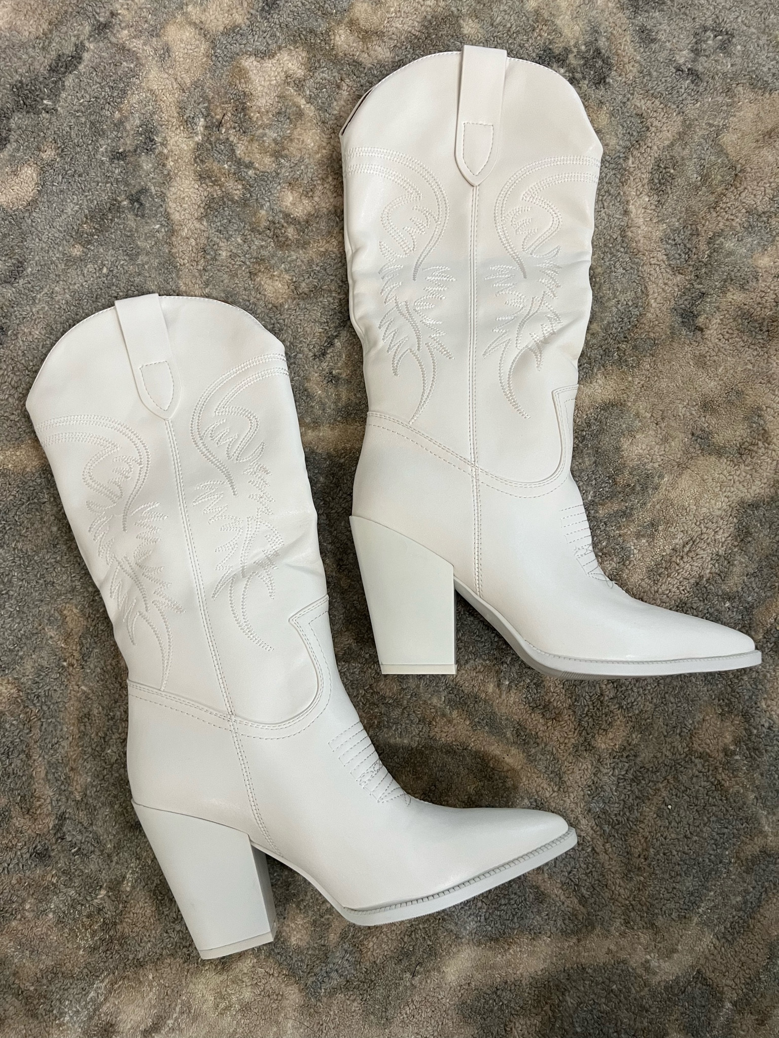 Dupe Alert 🚨 if you love Jeffery Campbell’s Dagget Boot in White Combo ($270) .. then you’ll love these $65 boots from Amazon! 