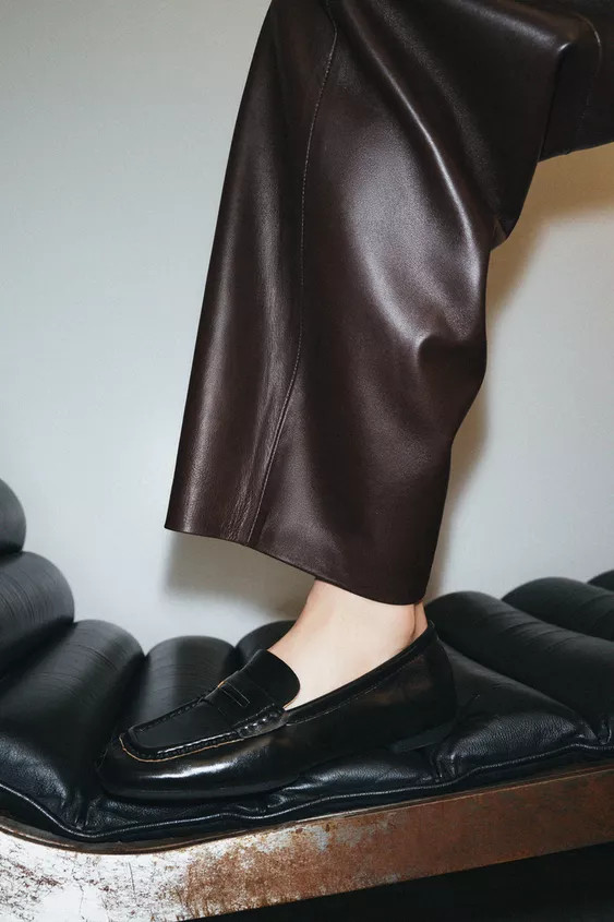 Leather loafers. High vamp. Saddle detail at front. Squared toe.Sole height: 0.4 inches (1 cm) | Zara US