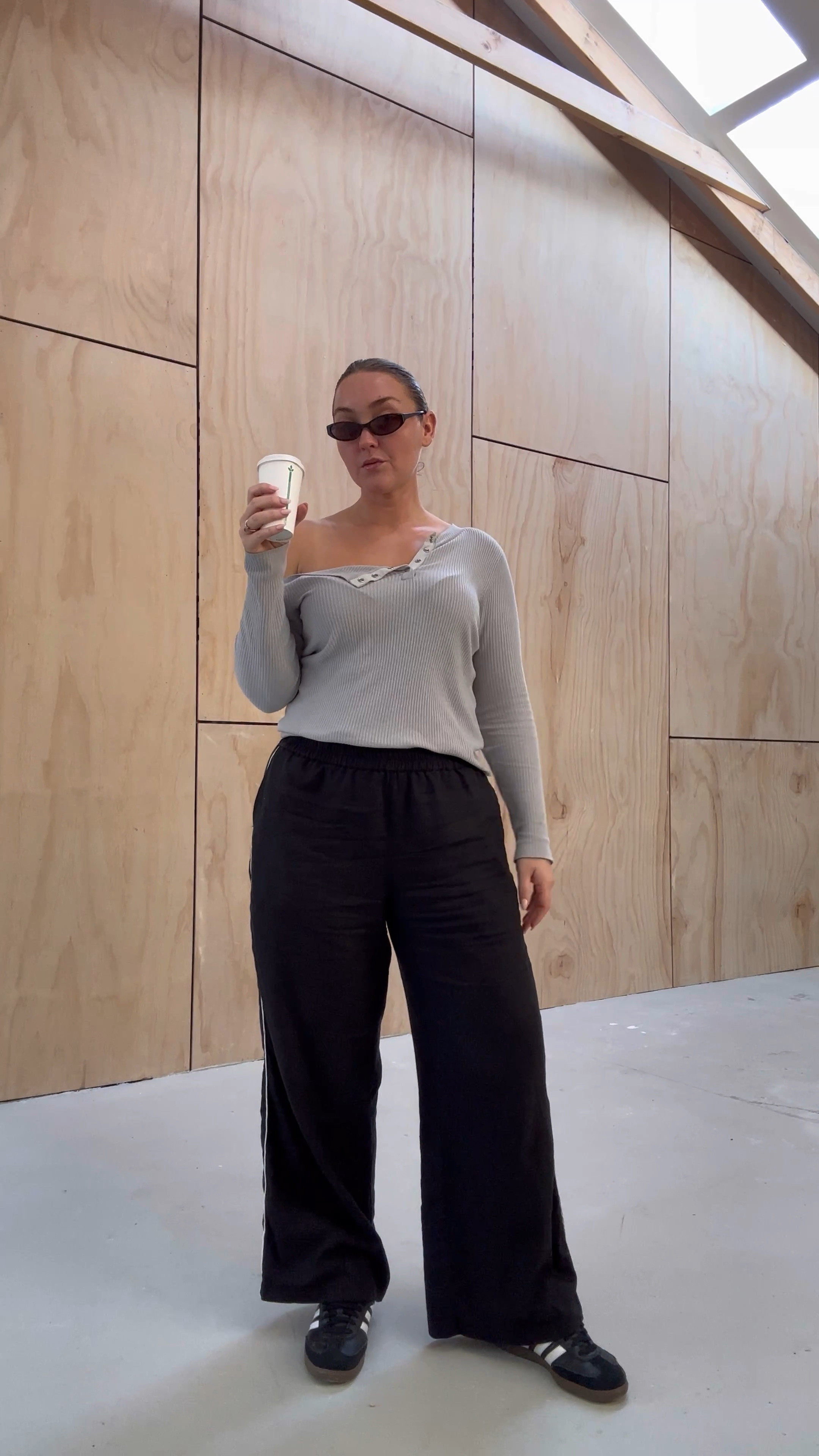 Outfit is giving sporty mum on the go 