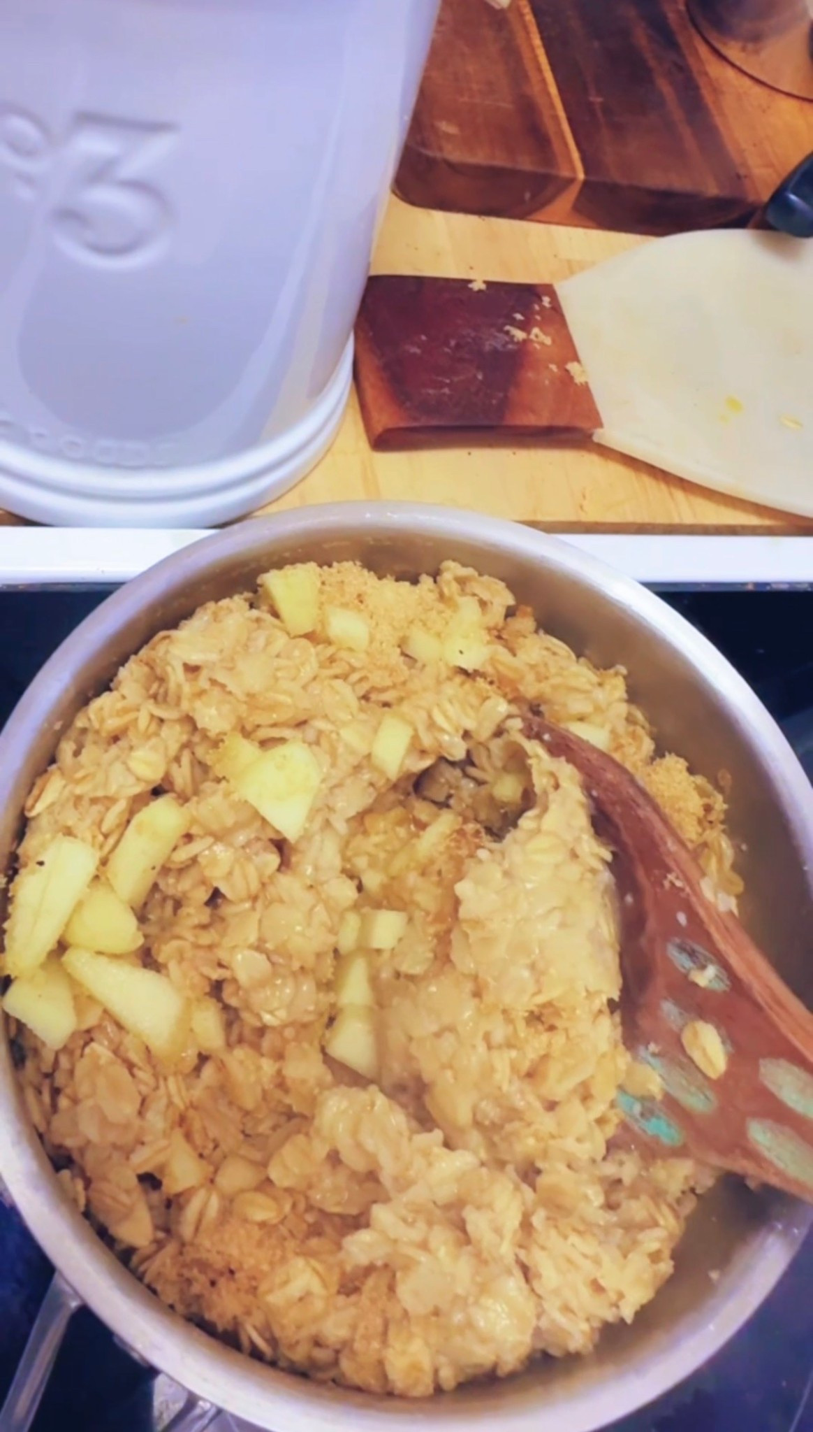 Made the yummiest apple cinnamon brown sugar oatmeal ✨ 
for the boys this morning 🫶🏽 - perfect for a cozy December day ❤️