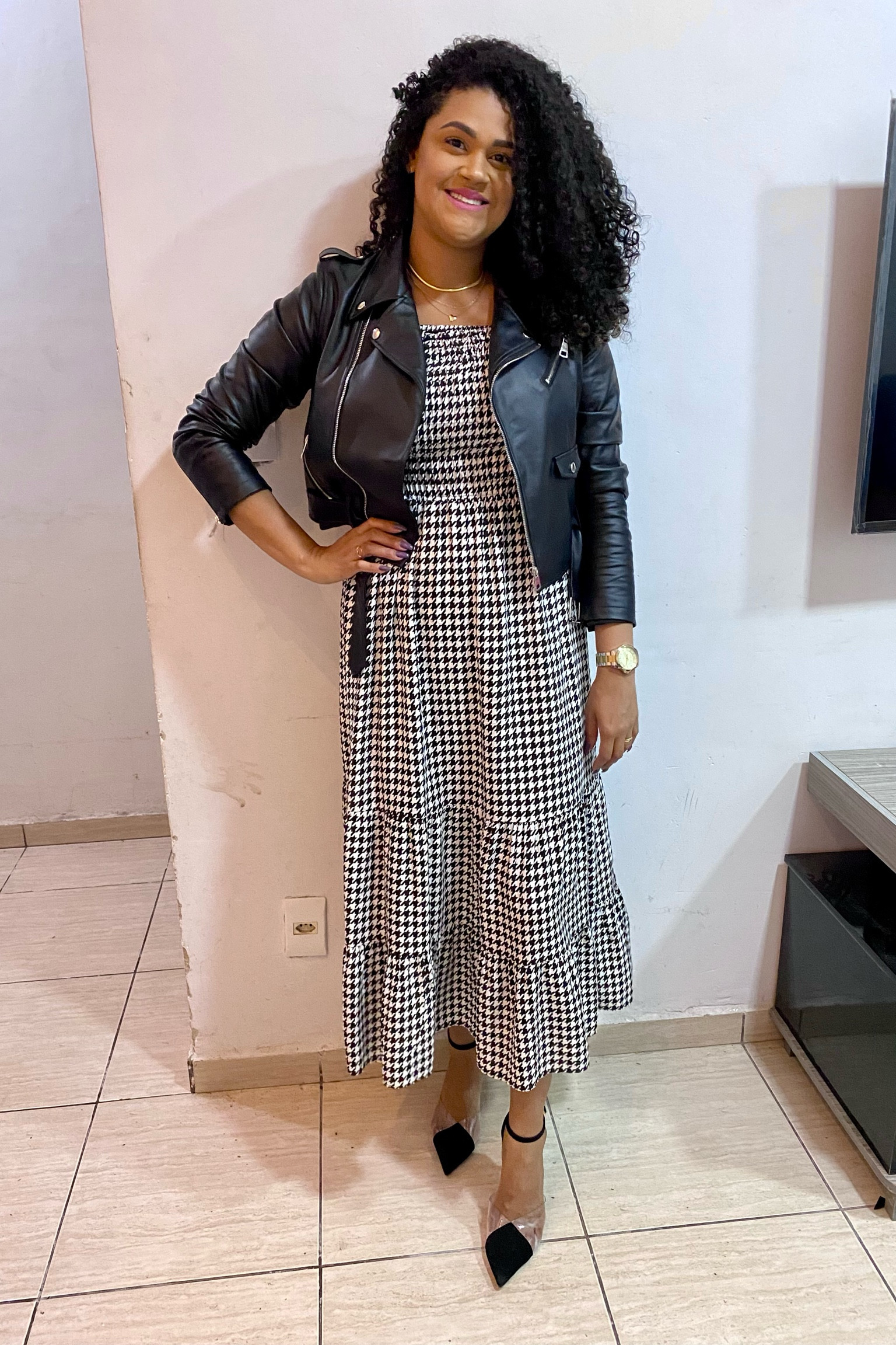 Tipo de look que amo! 🫶🏽
Elegante e confortável com esse vestido midi na estampa pied poule e scarpin, e com um toque levemente dramático dessa jaqueta linda. 🖤
Aprovado?

#LTKbeauty #LTKbrasil #LTKSeasonal