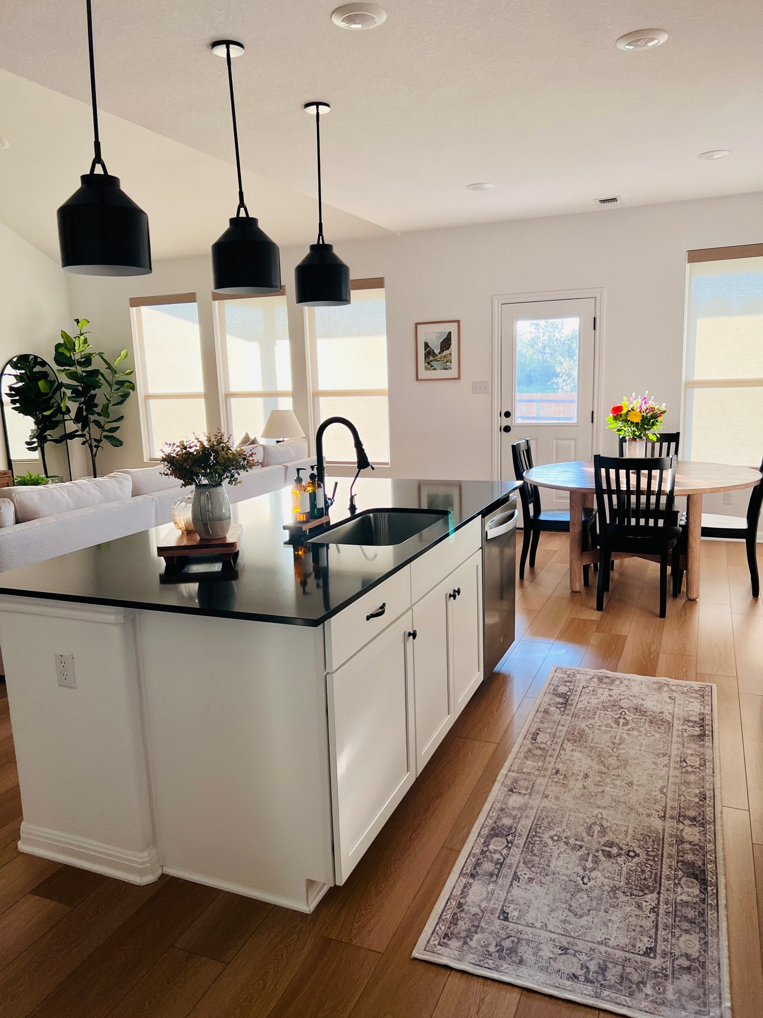 Kitchen Styling 

Nothing better than a clean kitchen 

#kitchenisland
#openconcept
#falldecor
#homedecor

#LTKSeasonal #LTKstyletip #LTKhome