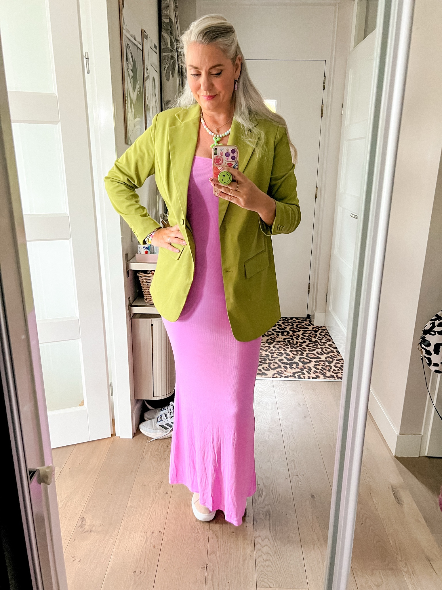 OOTD - Dinsdag. Een cyclaamroze bodycon maxi jurk (xl), de allerfijnste string (L), een limegroene blazer (42), ketting met ballon hondje en roze suède Vans. 



#LTKmidsize #LTKnederlands #LTKeurope