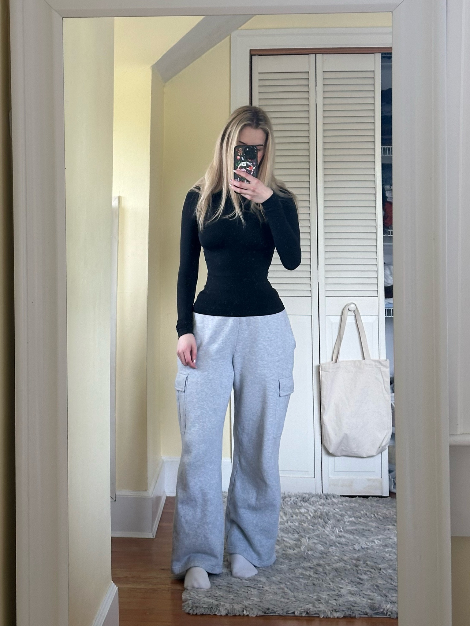 I wear size 0 in the top and size s in the sweatpants.

The exact colour of sweatpants I’m wearing isn’t available :(

The sweats I’m wearing are the “wider” version, but I also linked the regular version of these sweatpants in the exact colour I’m wearing (heather chrome).