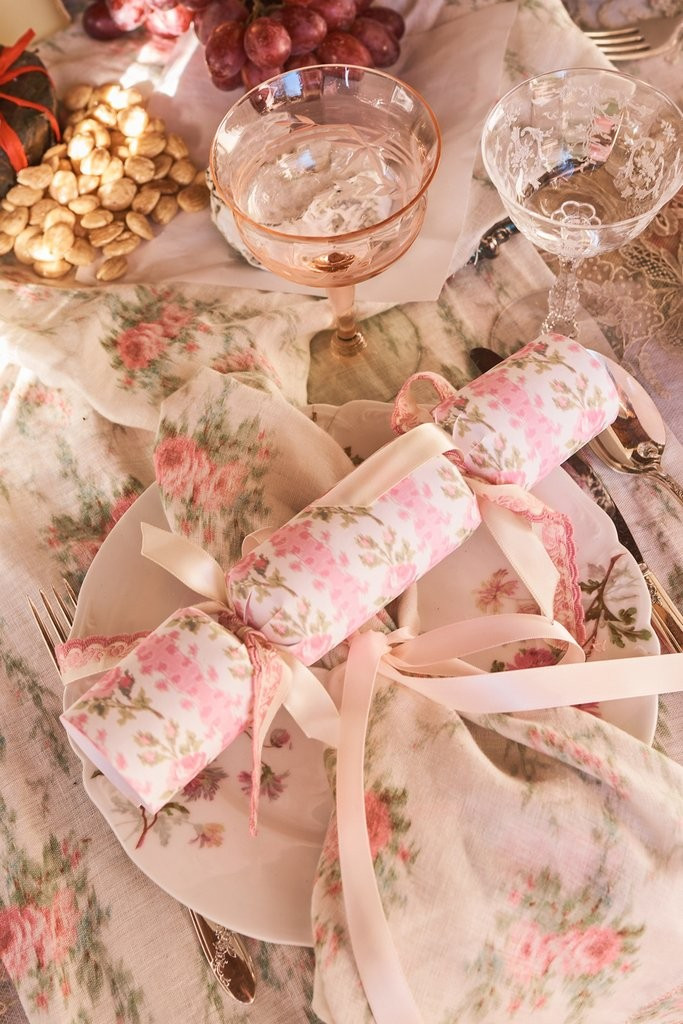 Blooming Heirloom Party Cracker Set of 4 | LOVESHACKFANCY