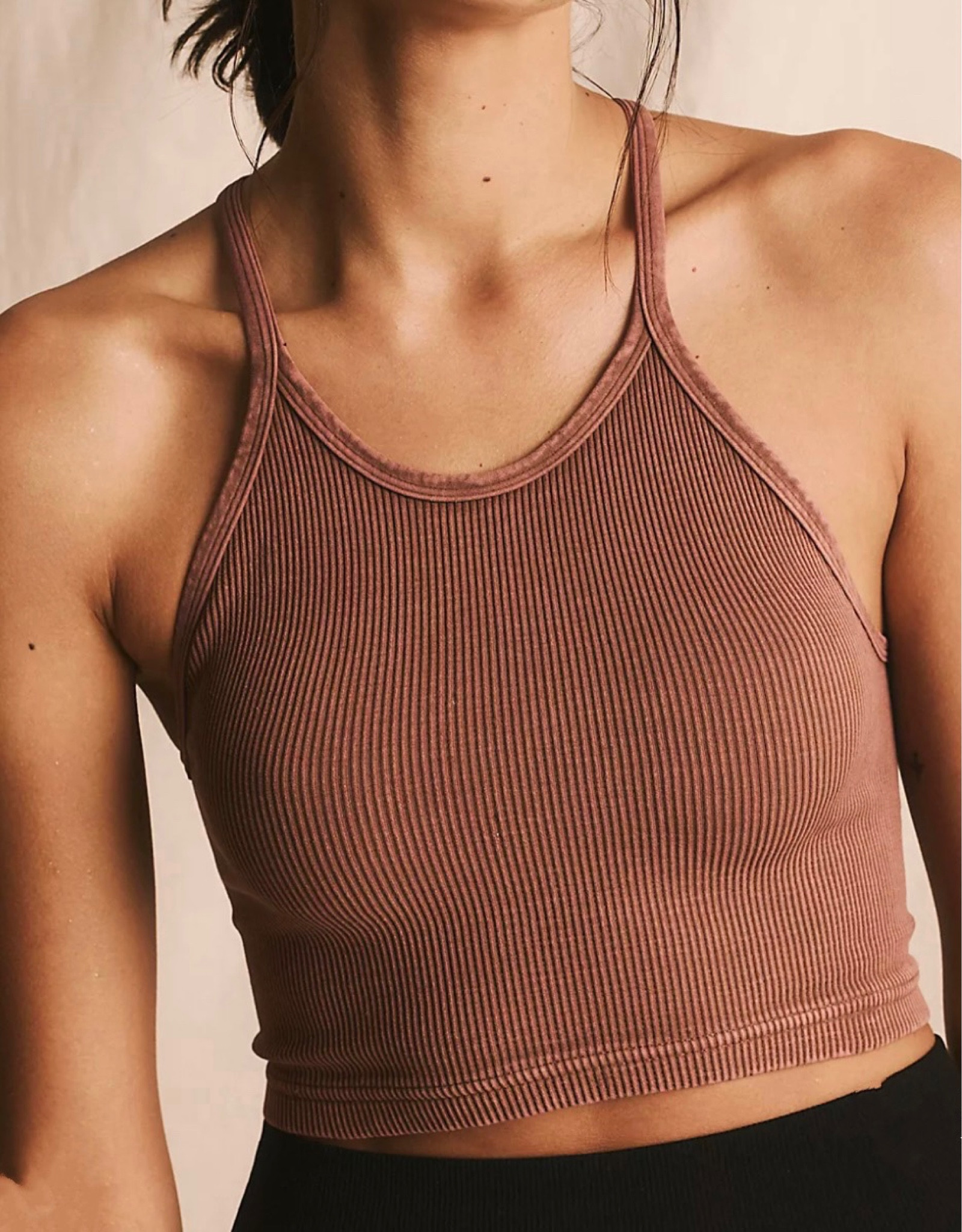 this is the ‘happiness runs crop tank’ in the color chocolate. i wear a size m/l  