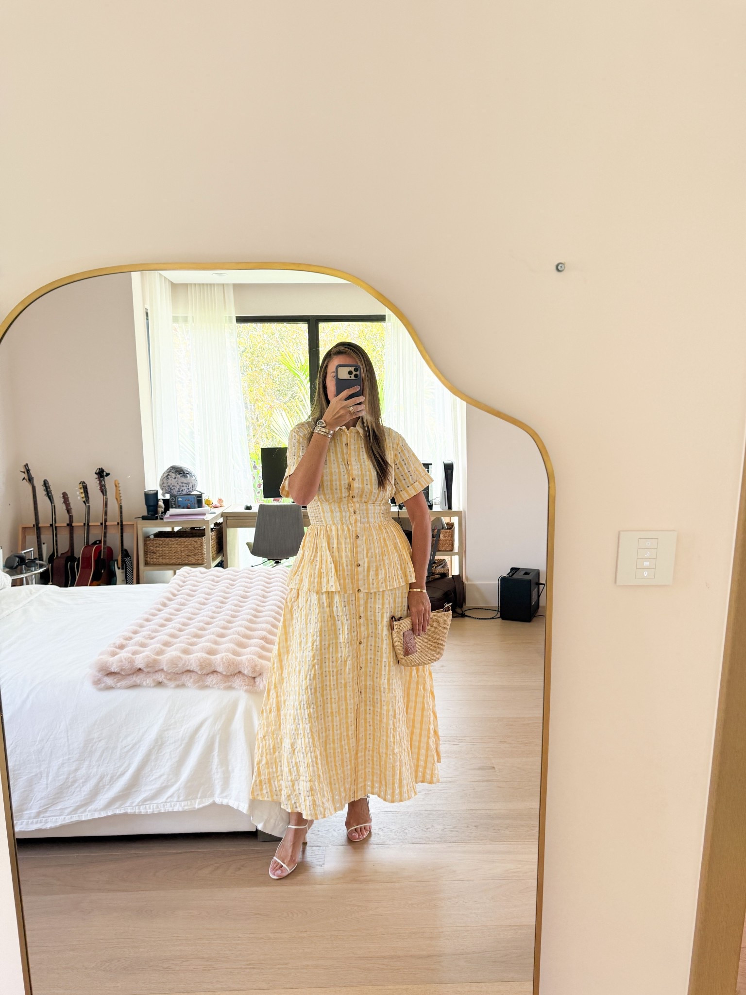 Mellow is yellow. Size down 1 size in this dress 💛