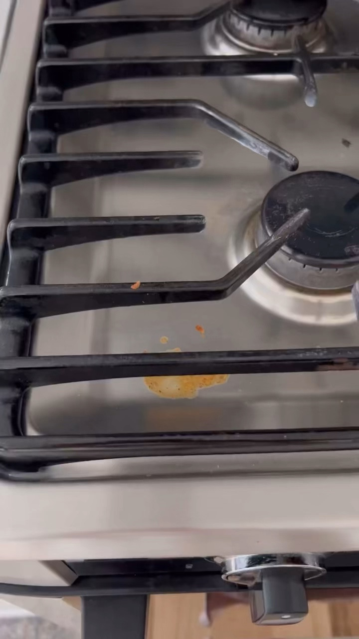 Dile adiós a la comida pegada en tu cocina! 🍳
Aquí te revelo mi secreto para eliminar rápidamente la comida seca de utensilios, ollas, sartenes, estufa, etc. con una simple espátula!🤫

Como tu amiga experta en limpieza estoy aquí para hacerte la vida más fácil! Haz la prueba y me cuentas qué te pareció!😃

Si te gustó regálame un like 👍🏻, compártelos con tus amistades 🥰 y sígueme para mas tips!📱

#LTKHome #LTKVideo #LTKFamily